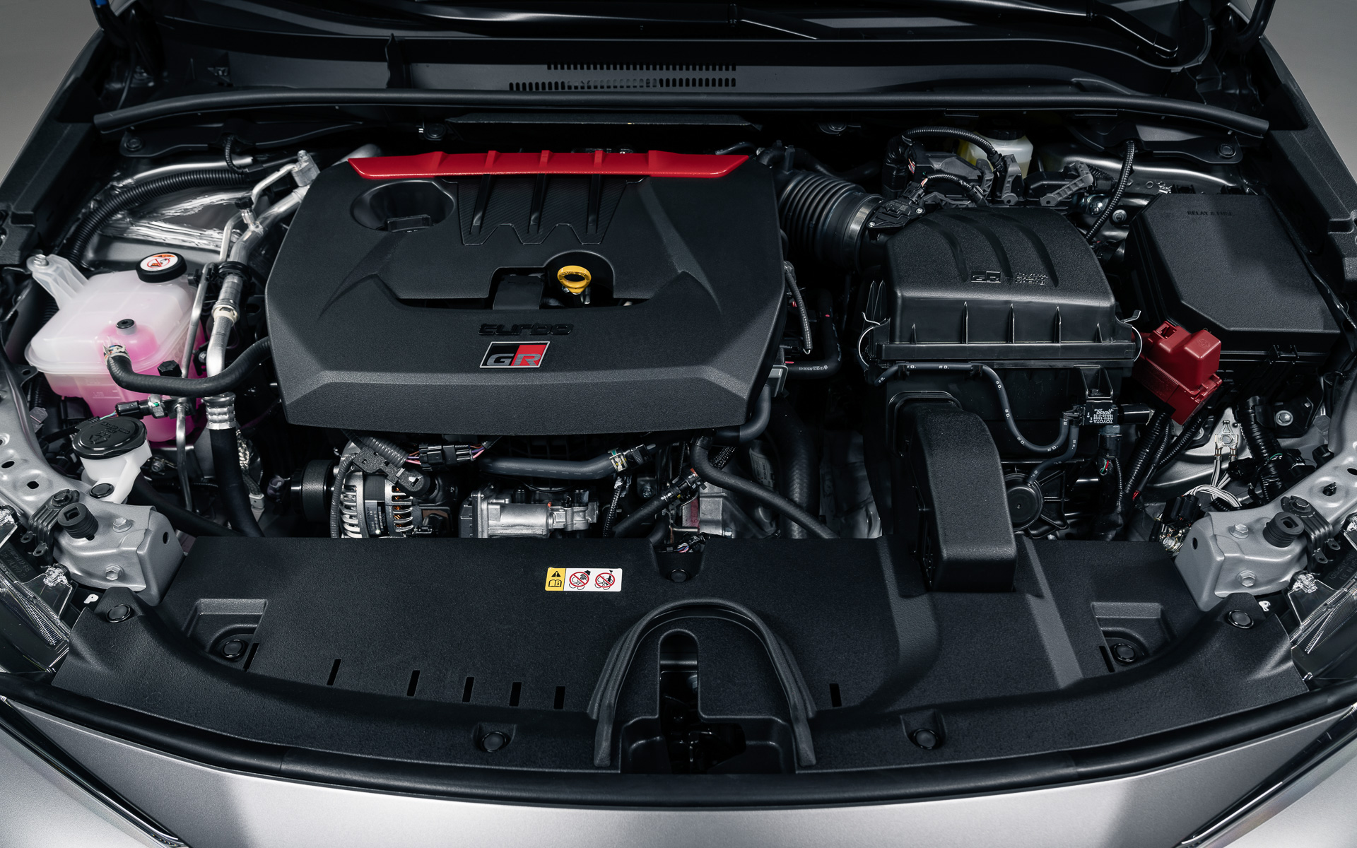 直列3気筒1.6リッターインタークーラーターボ「G16E-GTS」型エンジンは最高出力224kW（304PS）/6500rpm、最大トルク370Nm（37.7kgfm）/3000-5550rpmを発生