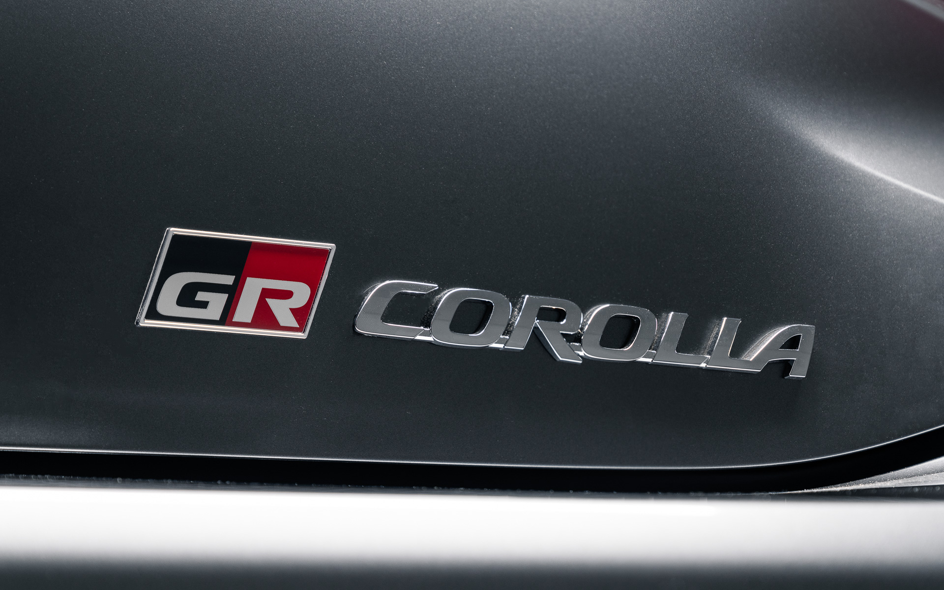 GRカローラ（北米仕様）のボディサイズは4410×1850×1480mm（全長×全幅×全高）。フロントフェンダーを片側20mm、リアフェンダーを片側30mm拡大するなど迫力ある外観を実現