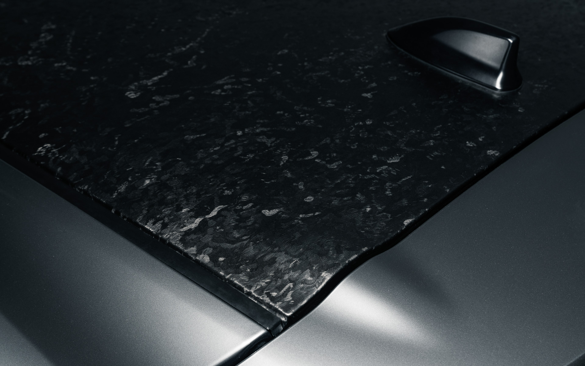 GRカローラ（北米仕様）のボディサイズは4410×1850×1480mm（全長×全幅×全高）。フロントフェンダーを片側20mm、リアフェンダーを片側30mm拡大するなど迫力ある外観を実現