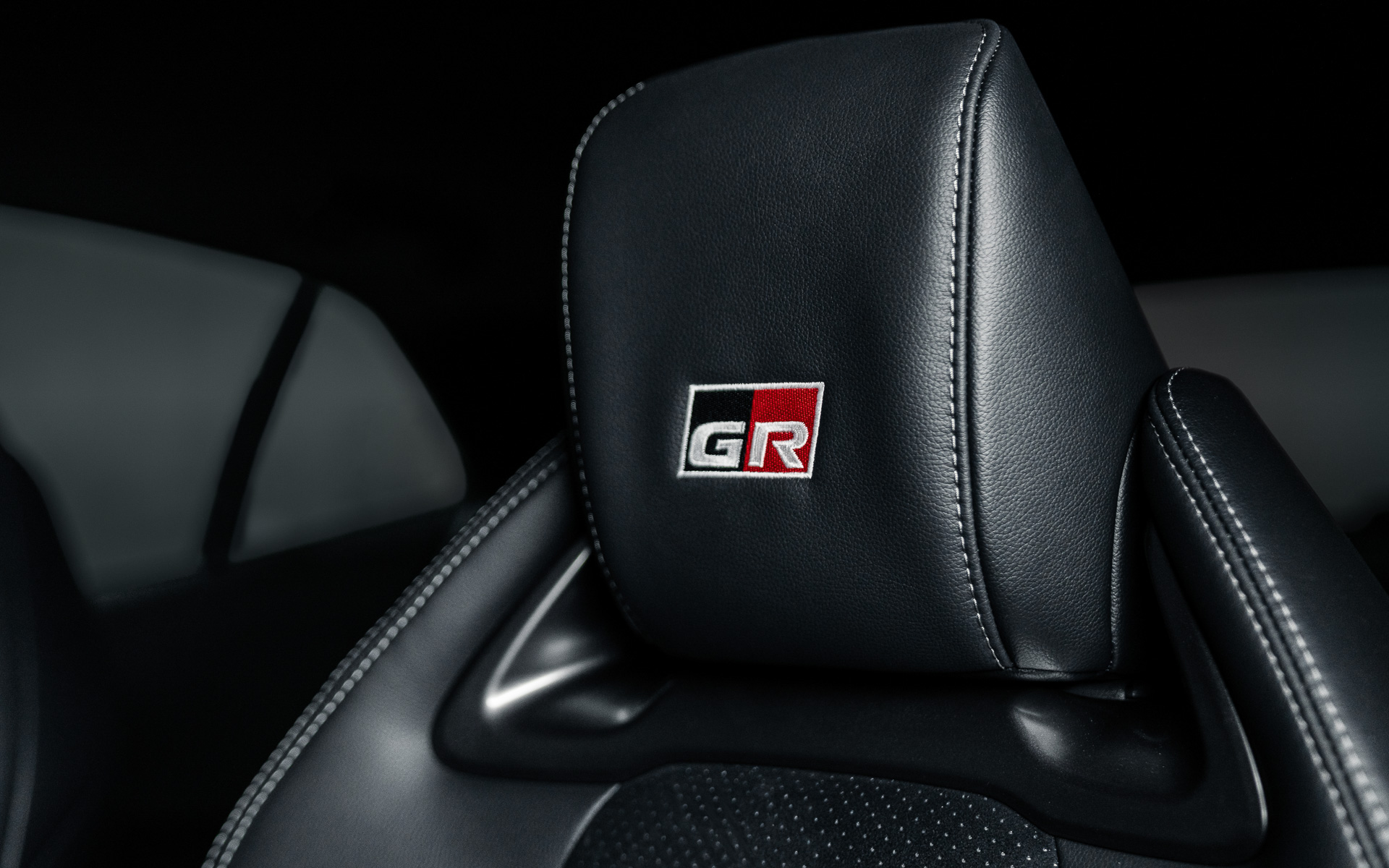 ショートストロークのシフトレバーや手引き式パーキングブレーキなど採用