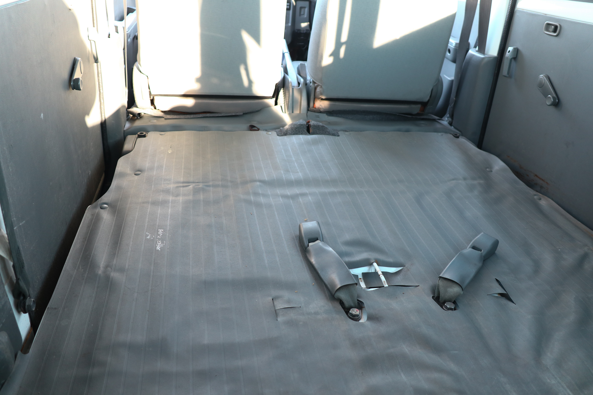 軽バンは荷室がフラットで広い。横幅は1370mmで、フロア長は1935mmあるため、ベニヤ板を立てずにそのまま載りそう