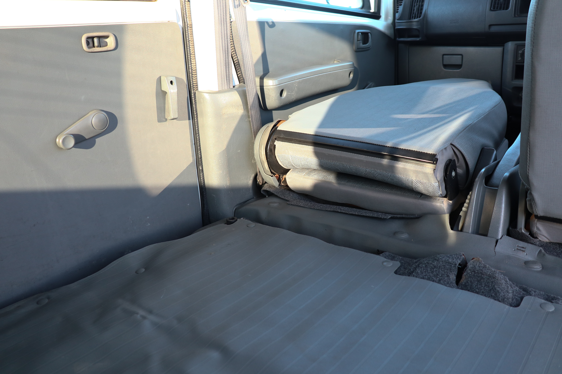 助手席は前にたためる