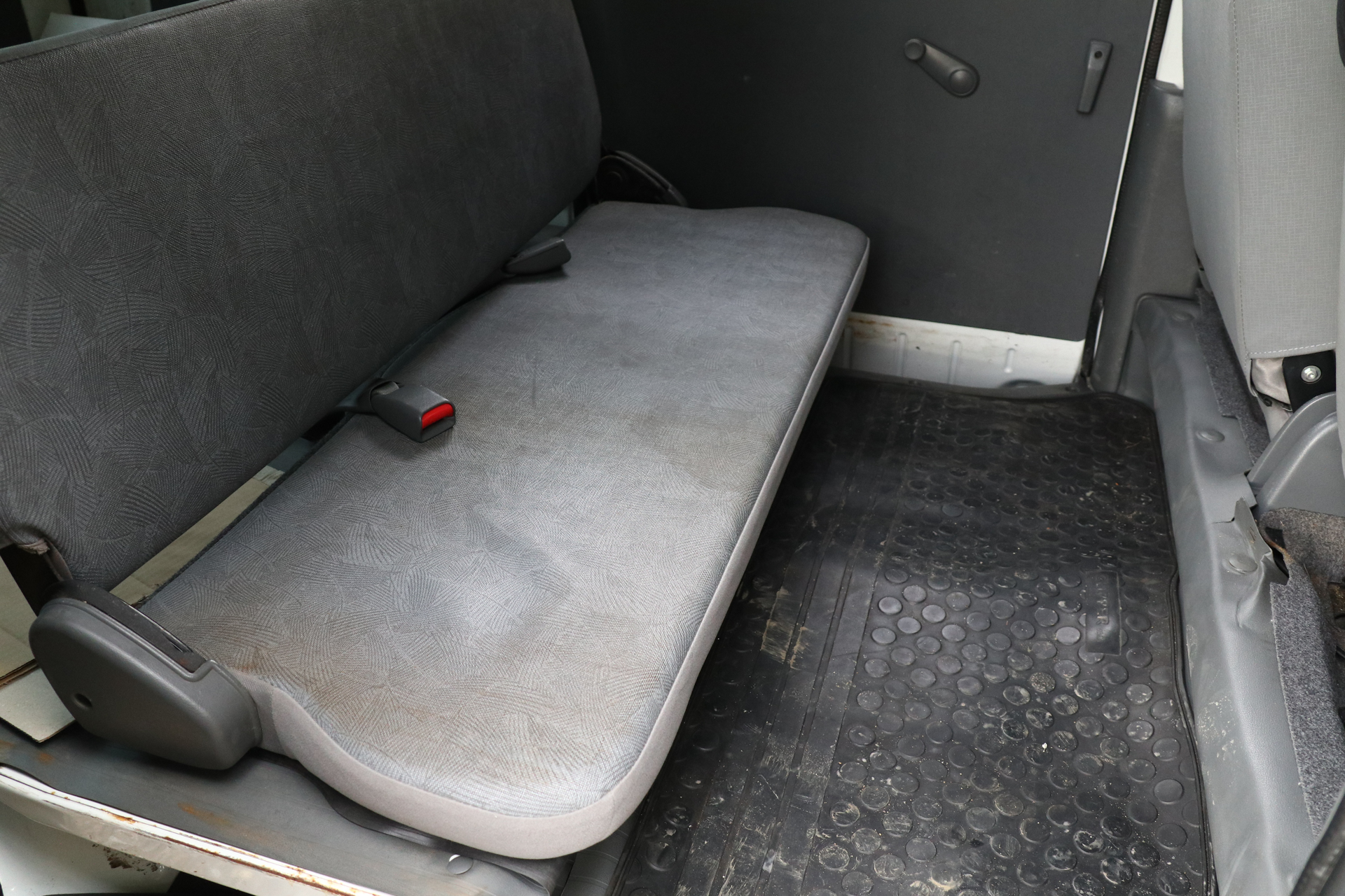 リアシートはミニマム。ヘッドレストがない車種やグレードがほとんど