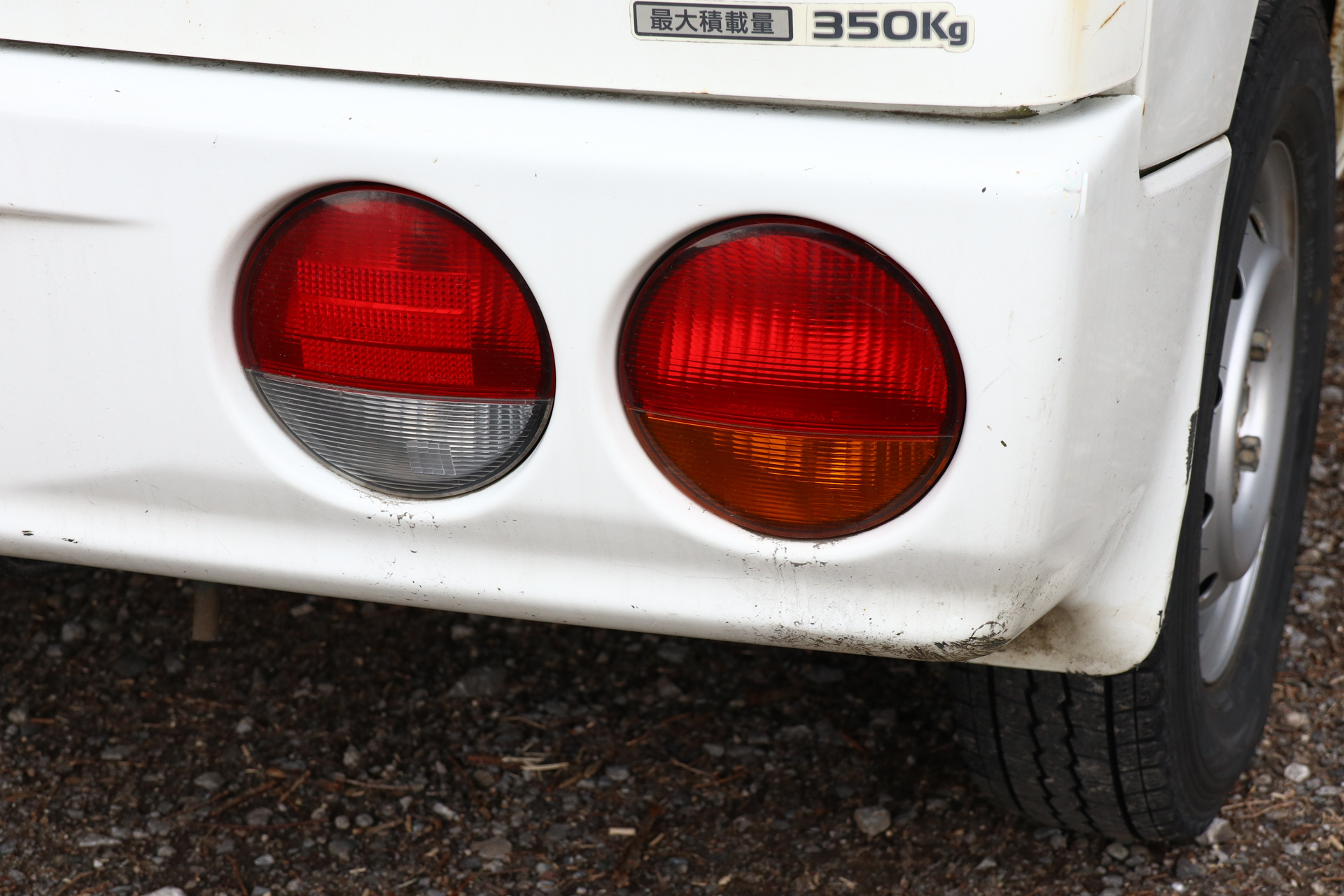 丸テールの後輪駆動ベースの4WDな日産車