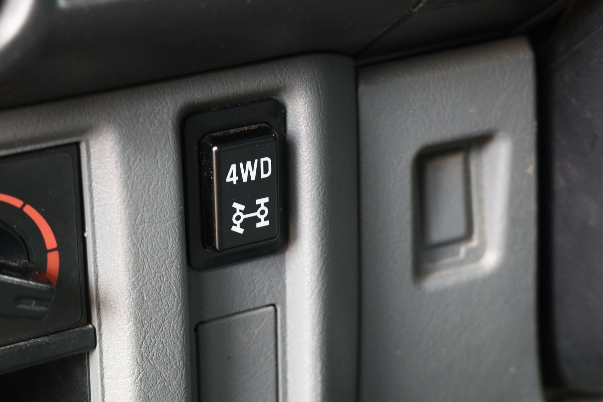 4WDスイッチ。普段は切ってパートタイムで2WD利用