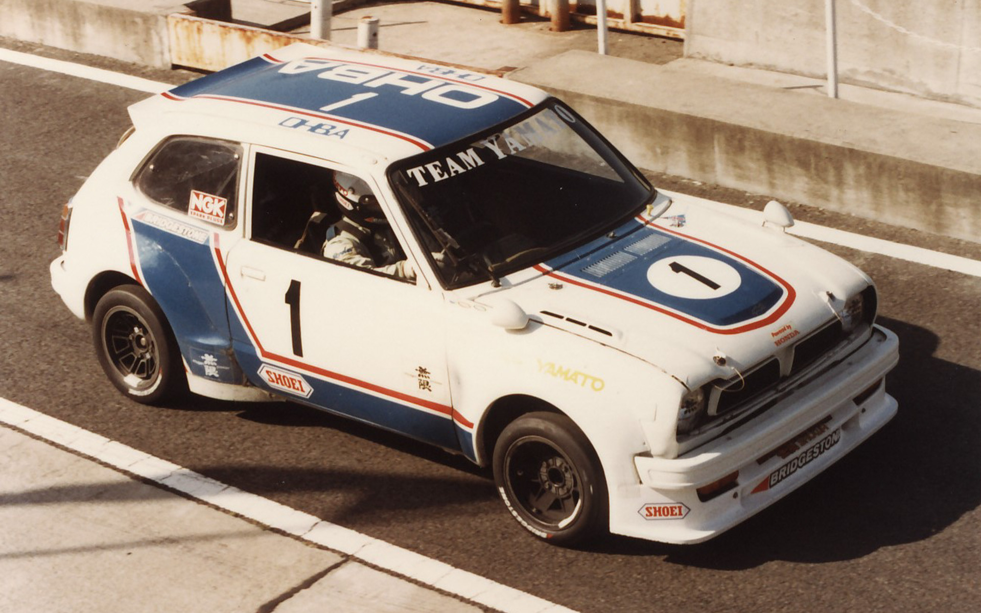 1984年 YAMATO CIVIC：本田技術研究所の社内自己啓発チームとして1965年に創部されたTEAM YAMATOが、当時人気を博していた富士グランチャンピオンレースの前座であるマイナーツーリングなどに参戦するために、初代シビックをベースに1974年に製作された。市販車のシビックでは2代目が役目を終えた1984年まで活躍し、その間で2度マイナーツーリングでの年間王者に輝いた