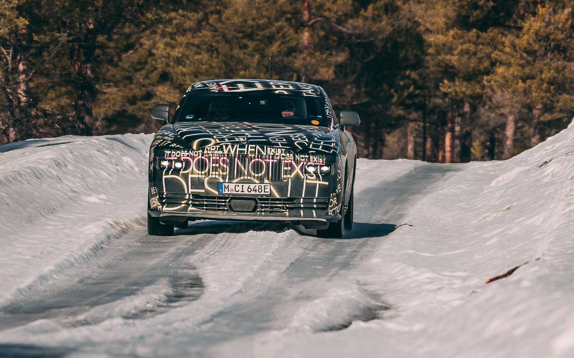 車名のスペクターは、力強く刺激的で、幽玄で別世界のような環境にふさわしい名前として付けられたという