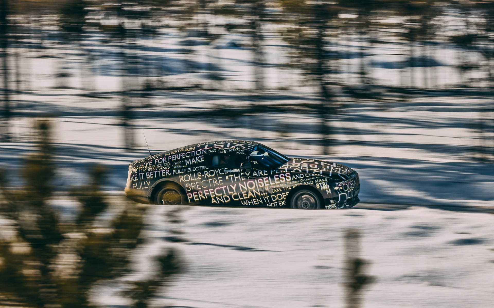 車名のスペクターは、力強く刺激的で、幽玄で別世界のような環境にふさわしい名前として付けられたという