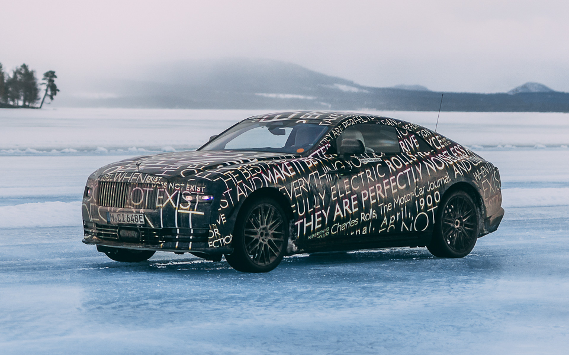 冬季テストの様子を公開したロールス・ロイス初のバッテリEVモデル「スペクター」