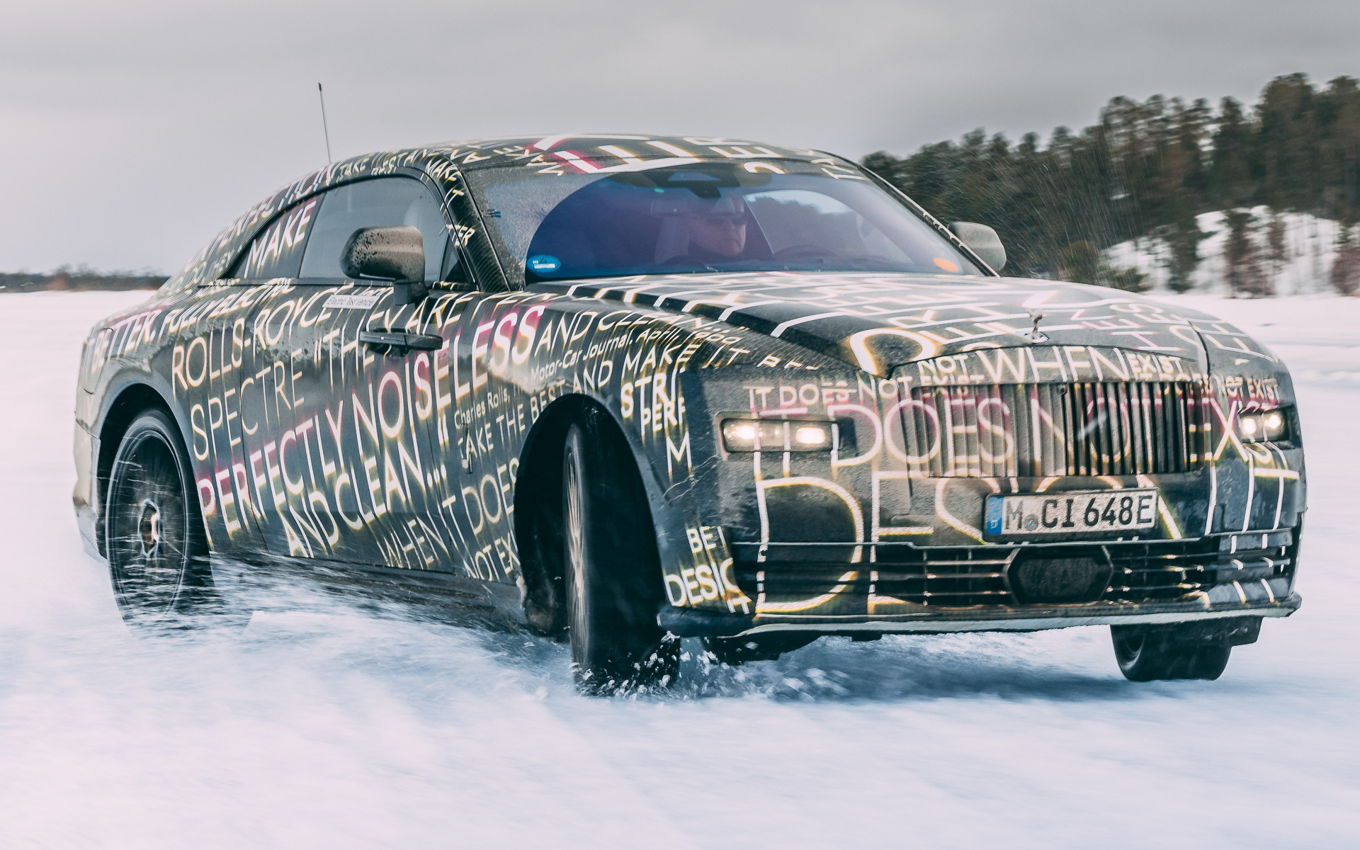 トラクションの低い路面は低速域で意図的に不安定な状態にしやすく、さまざまなテストが行なわれる