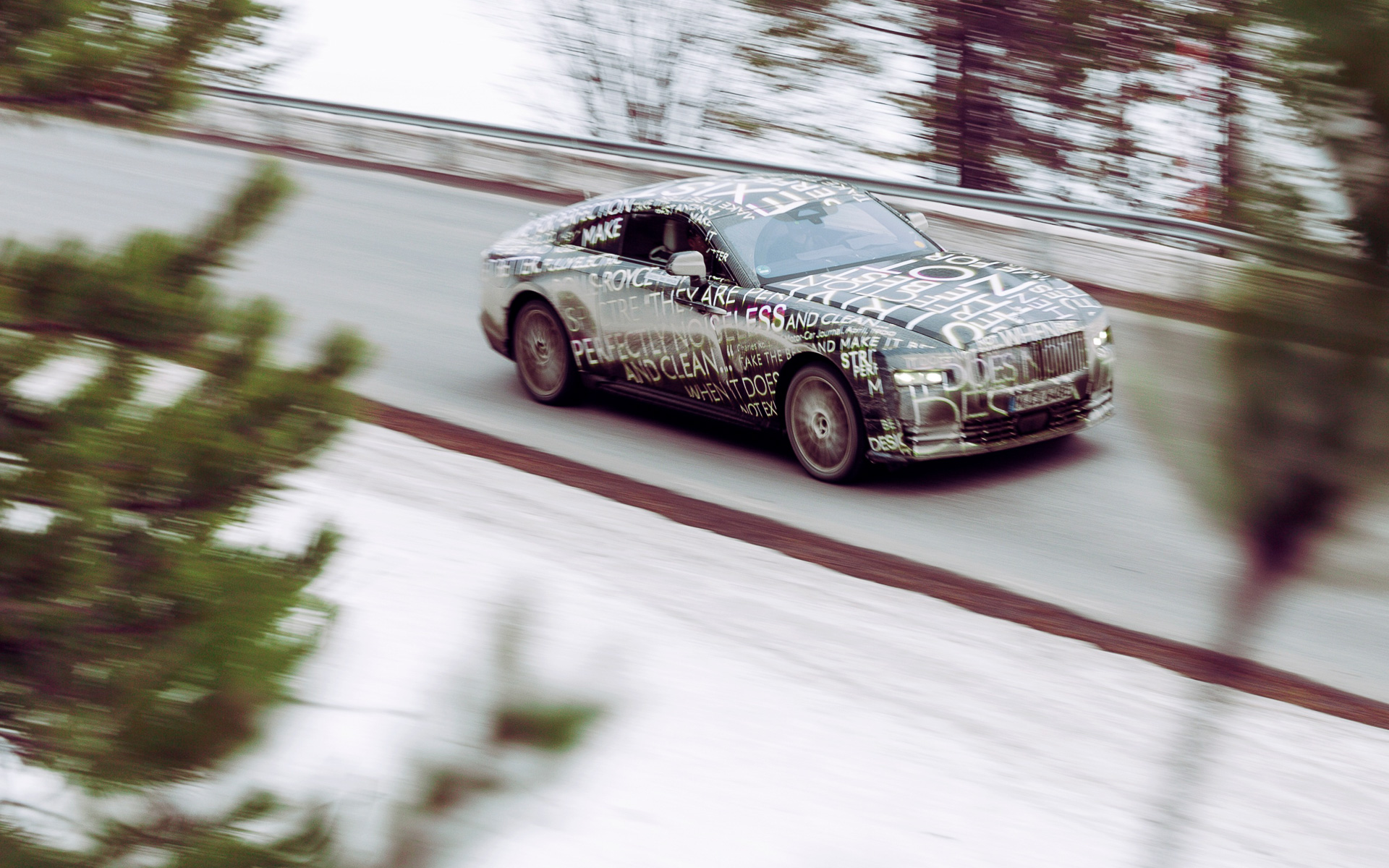 スウェーデンでテスト走行を行なうスペクター