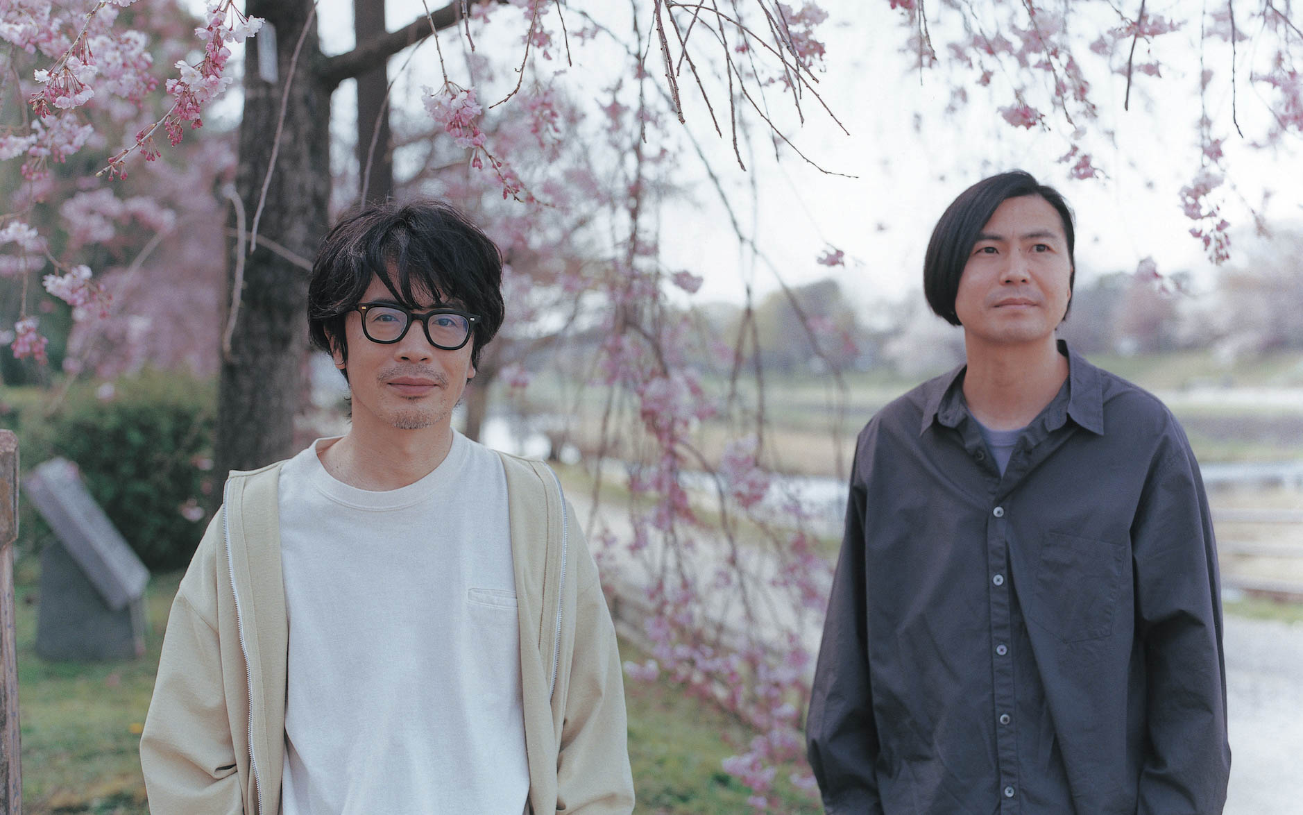 くるり（画像左が岸田繁氏、画像右が佐藤征史氏）：1996年9月ごろ、立命館大学（京都市北区）の音楽サークル「ロック・コミューン」にて結成。古今東西さまざまな音楽に影響されながら、旅を続けるロックバンド