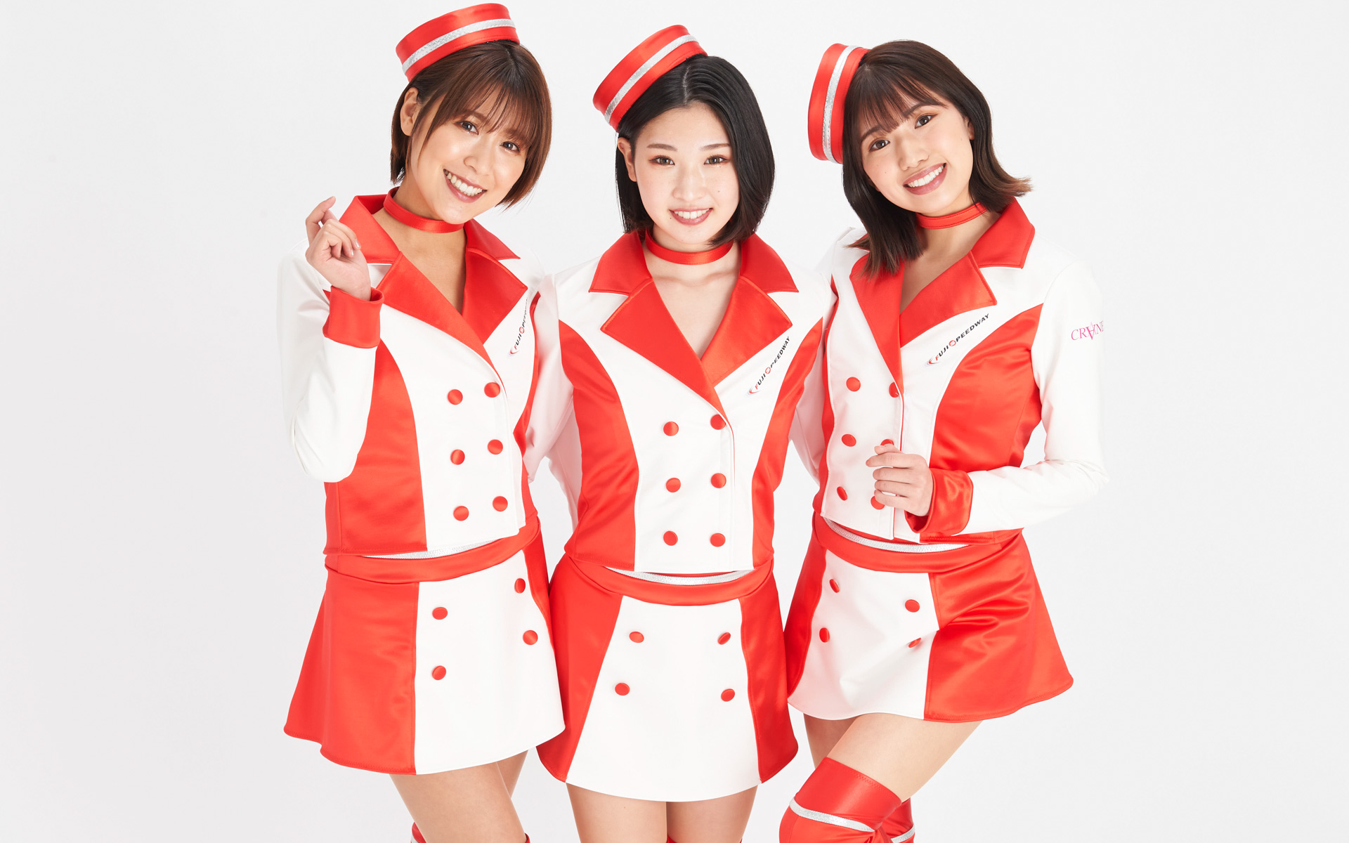 第17期「クレインズ」写真は左から、高橋真以さん、佐久間あゆみさん、秋澤うららさん