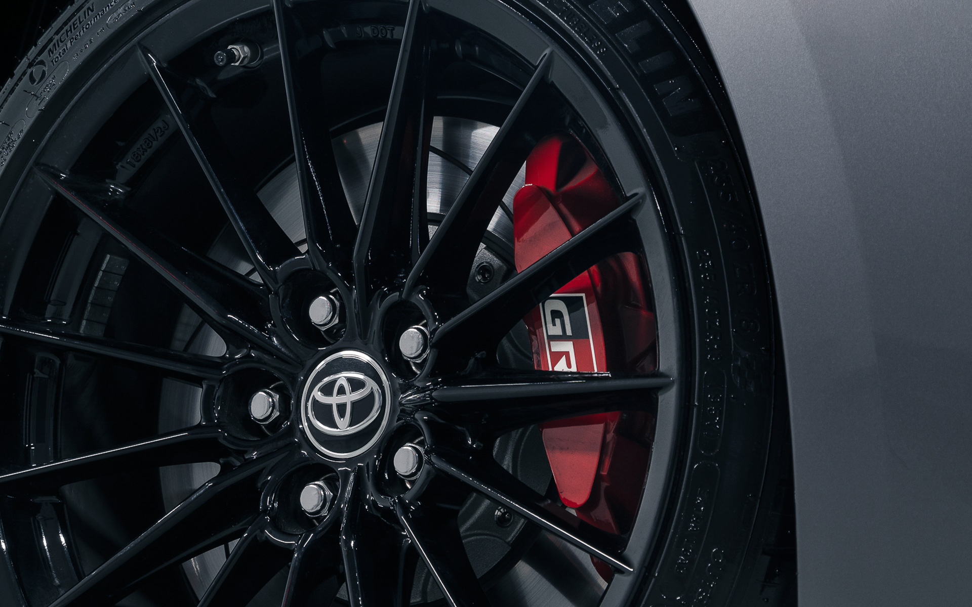 GRロゴ入りブレーキキャリパー