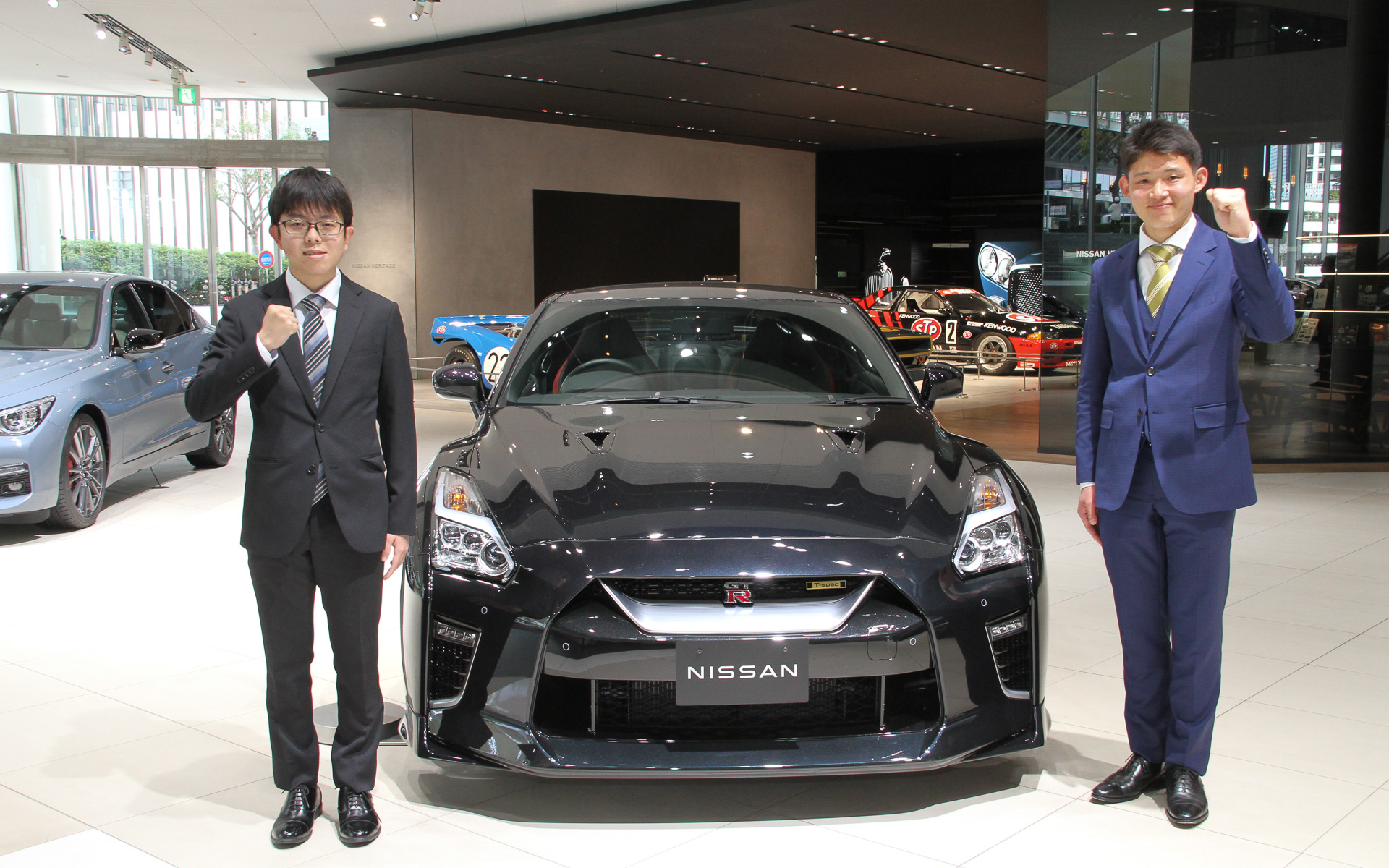 入社式に参加した津村康史郎さん（右）、山下大空さん（左）