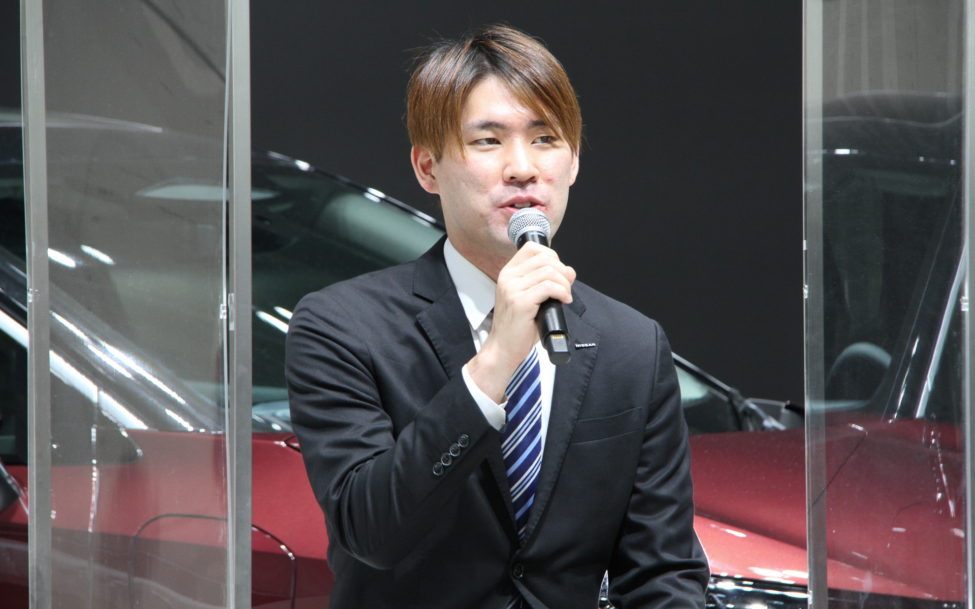 パネルディスカッションに出席したR＆Dパワートレーン実験部の山野賢志さん（左）、生産部門生産技術研究開発センターの高橋美樹さん（右）