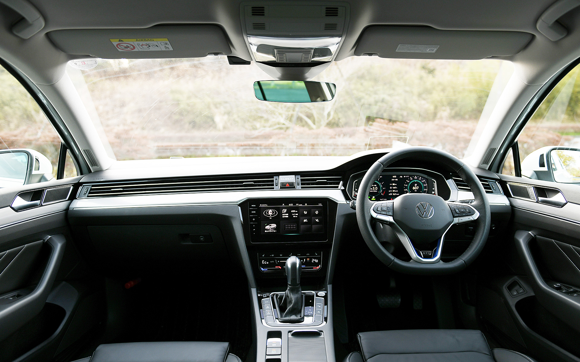 インストルメントパネルやダッシュボードまわりは水平基調でシンプル