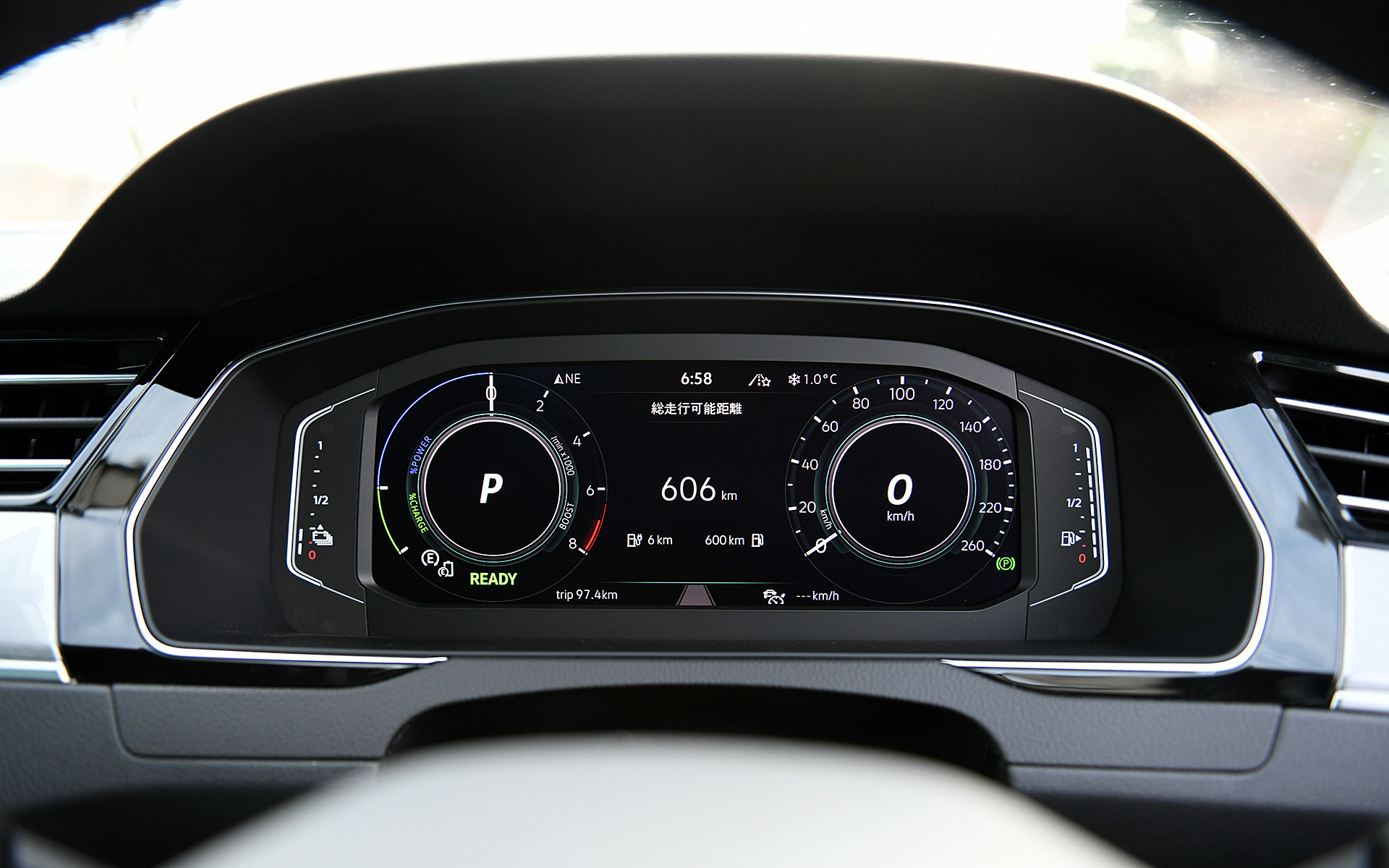 デジタルメータークラスター「Digital Cockpit Pro」を搭載。右端にガソリン残量、左端に電池残量が配置されている