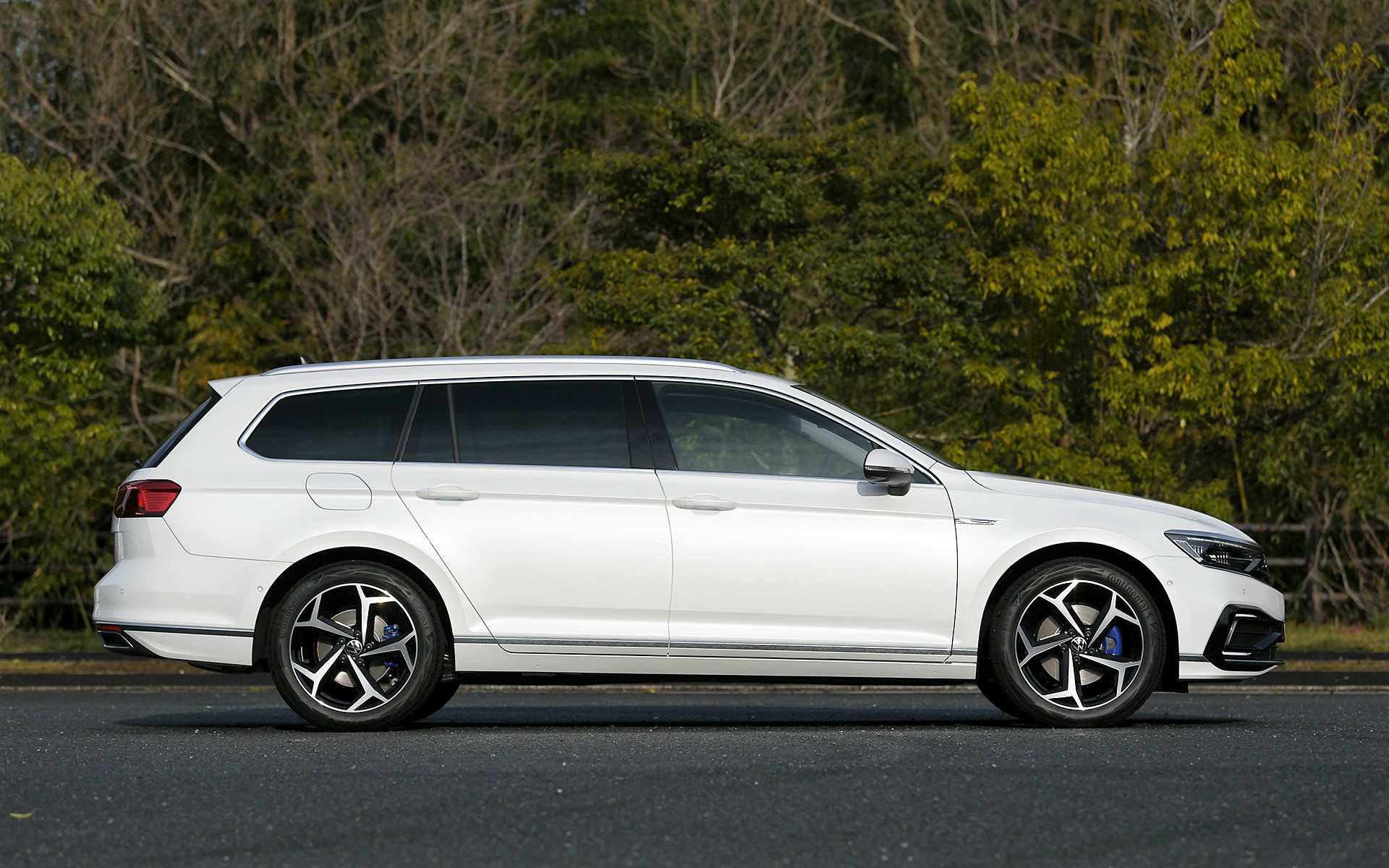 ボディサイズは4785×1830×1510mm（全長×全幅×全高）、ホイールベースは2790mm、車両重量は1770kg（電動パノラマスライディングルーフを装備すると1790kg）