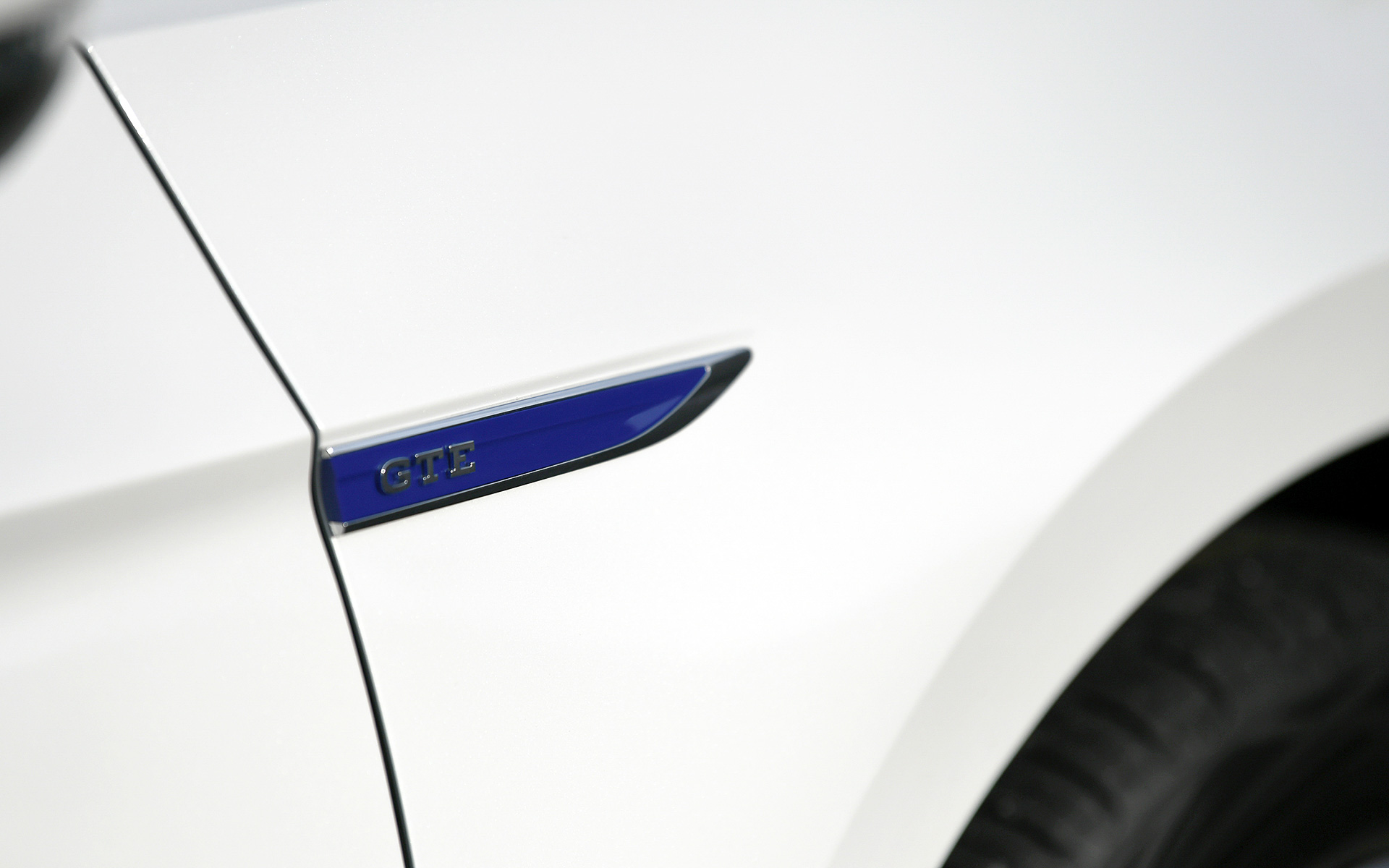 フロントグリル、フロントフェンダー、リアゲート、ステアリングに「GTE」のエンブレムが配されている