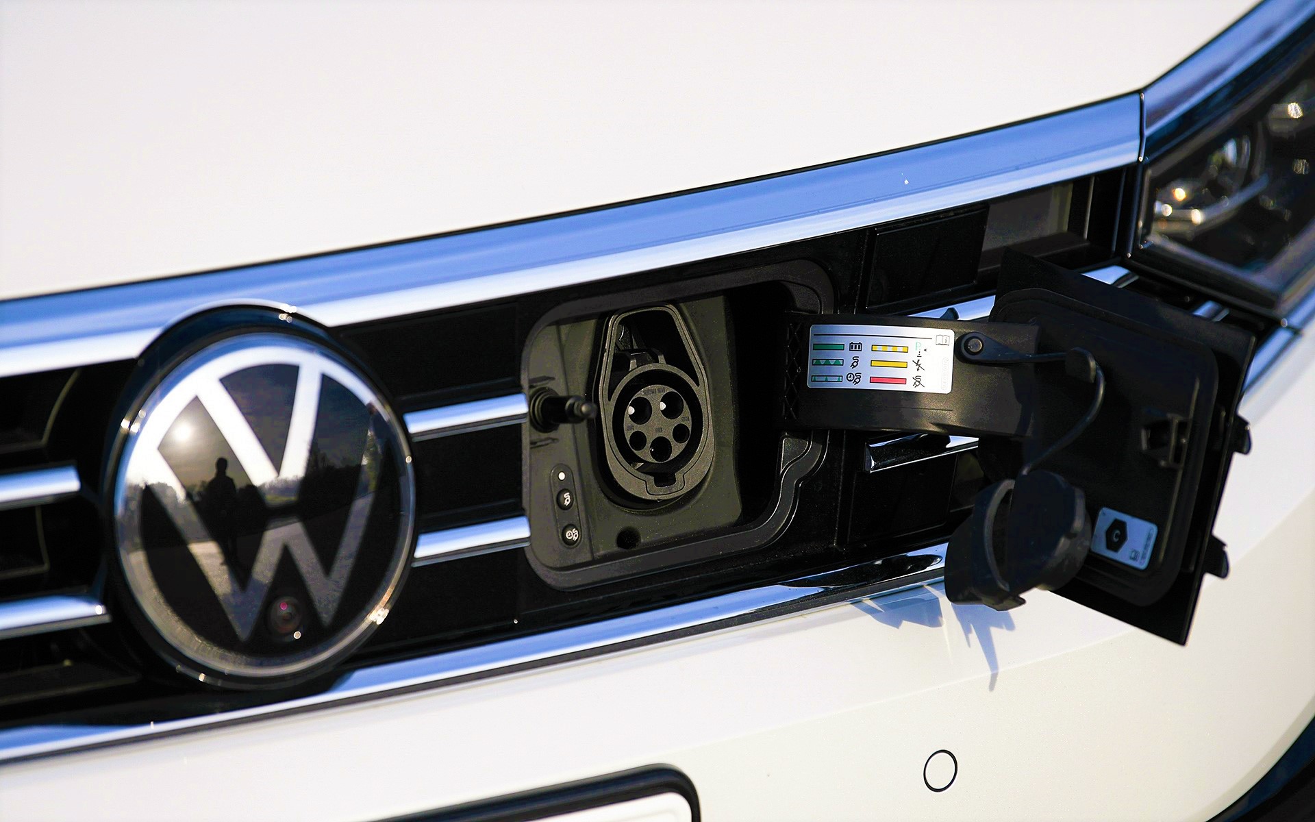 フロントグリルに普通充電ポートを完備