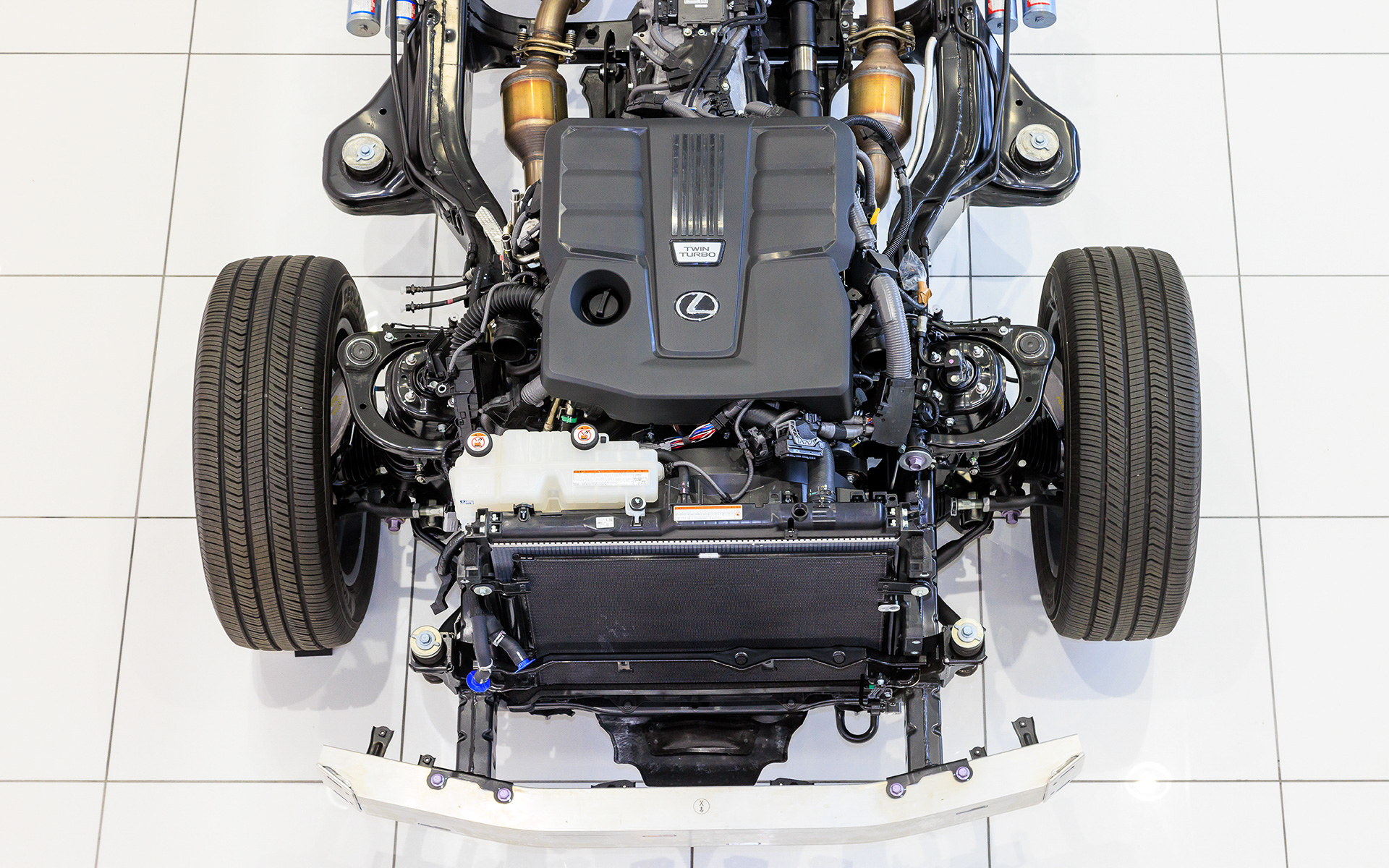 フロントサスペンションはダブルウィッシュボーンを採用