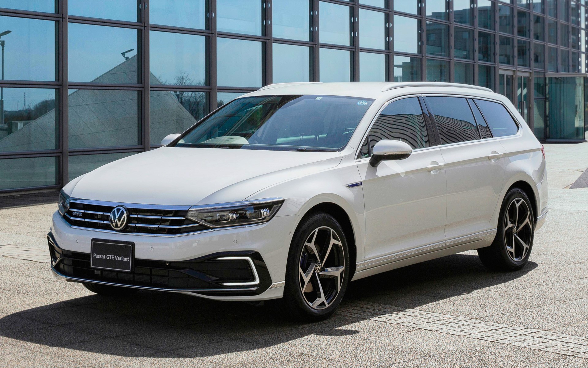 フォルクスワーゲン「パサート」のPHEV（プラグインハイブリッド）モデル「GTE ヴァリアント」の販売が開始した