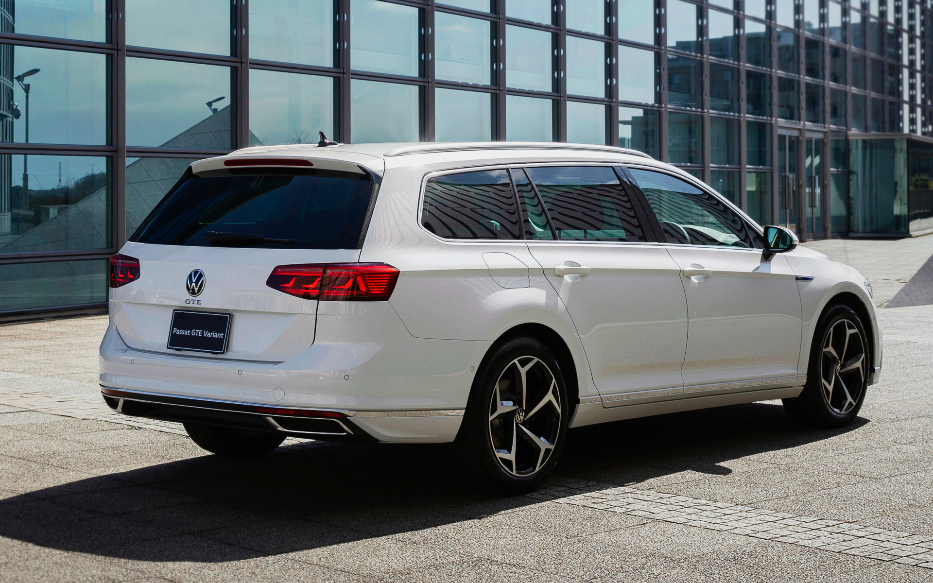 ボディサイズは4785×1830×1510mm（全長×全幅×全高）、ホイールベースは2790mm、車両重量は1770kg