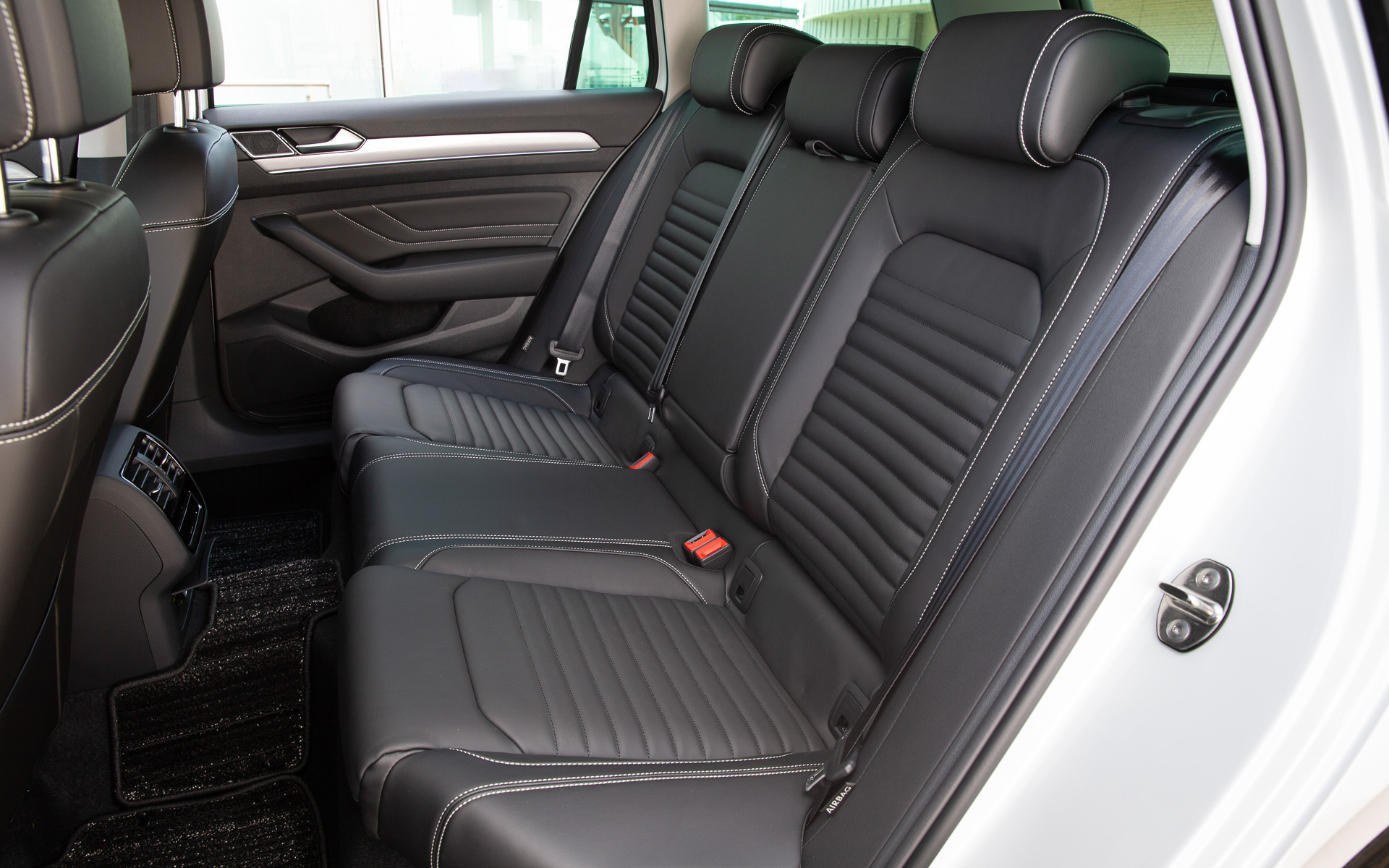 ゆったりと座れるリアシート