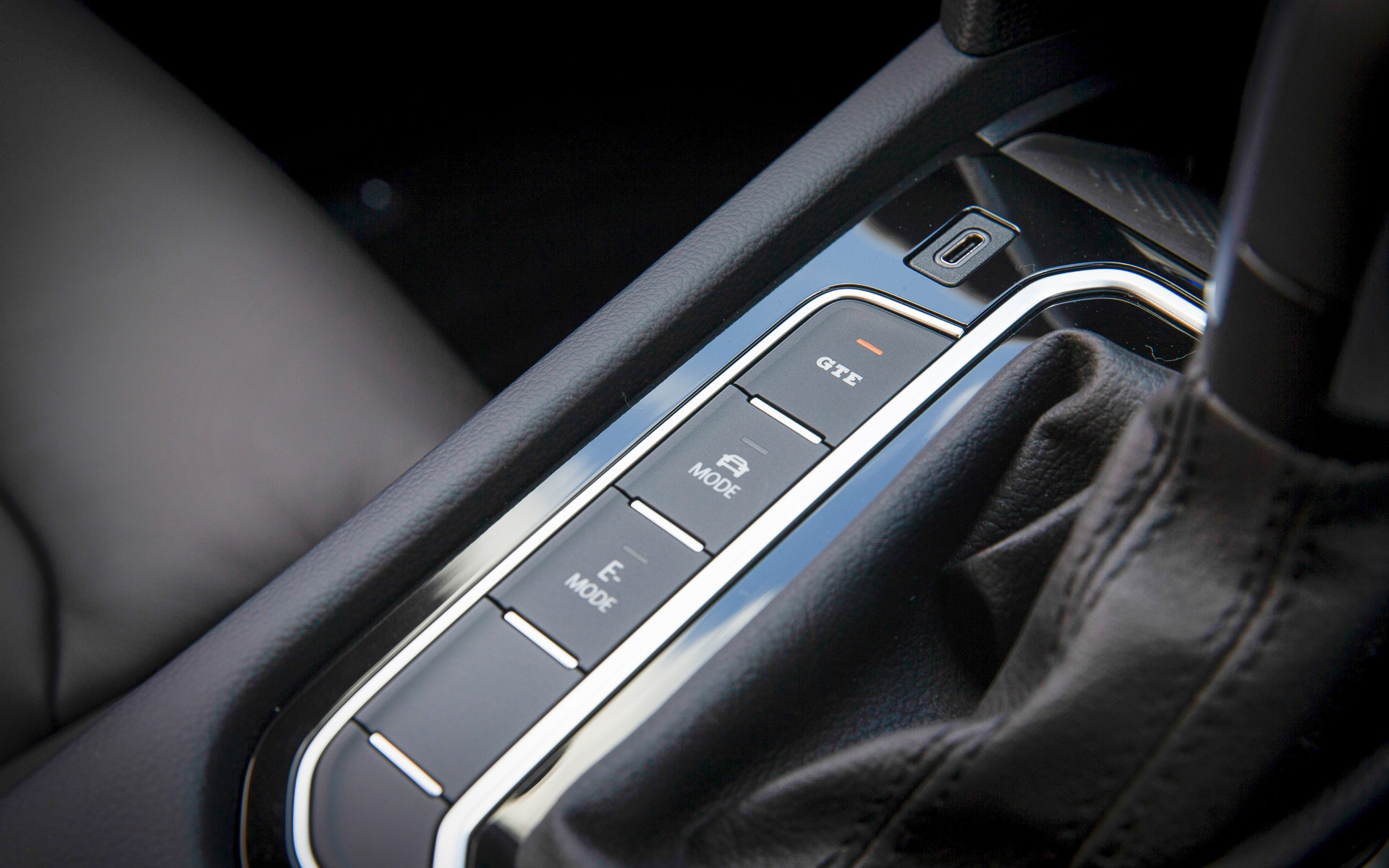 シフトレバー横に走行モードの切り替えスイッチを配置