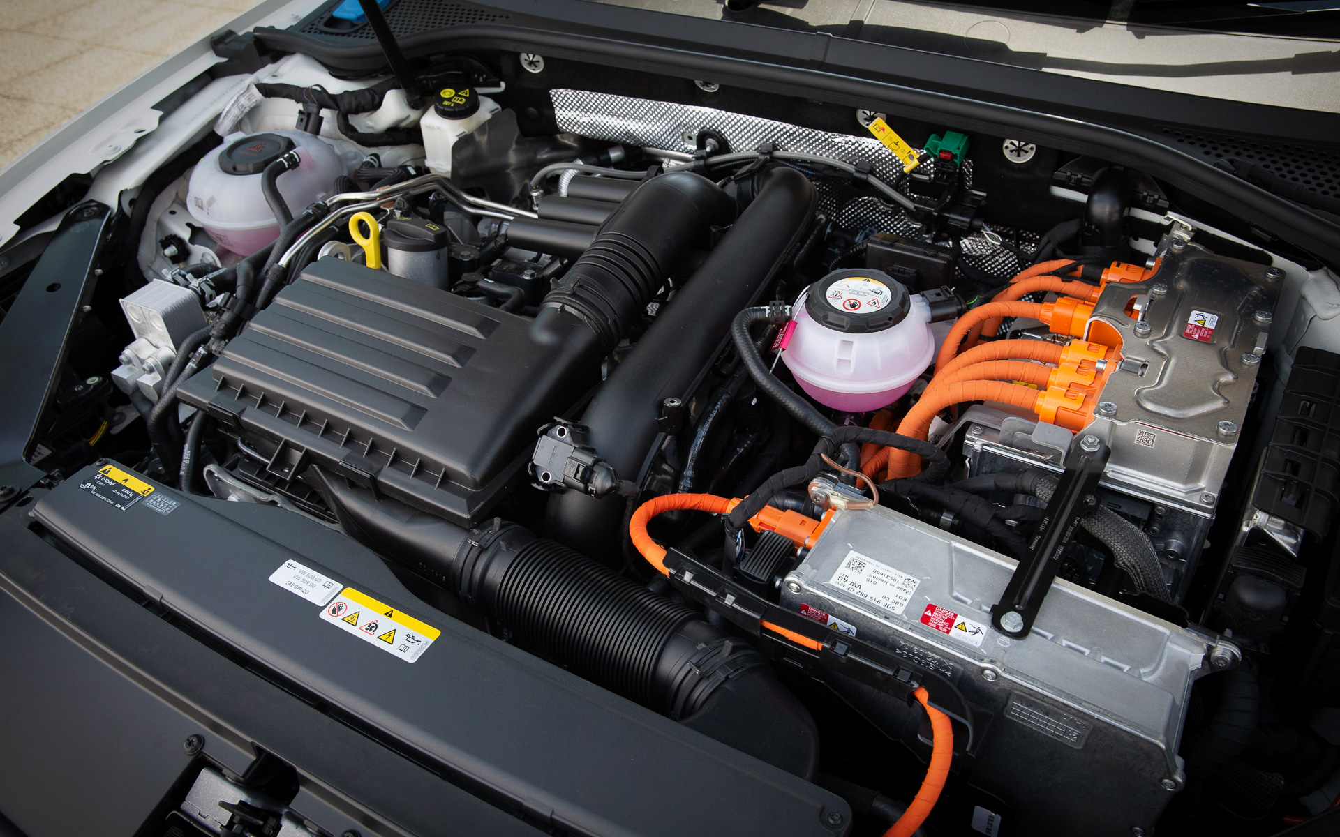 搭載されている直列4気筒DOHC 1.4リッターターボエンジンは、最高出力115kW（156PS）/5000-6000rpm、最大トルク250Nm/1550-3500rpmを発生。また、搭載されるモーターの最高出力は85kW（116PS）、最大トルク330Nm