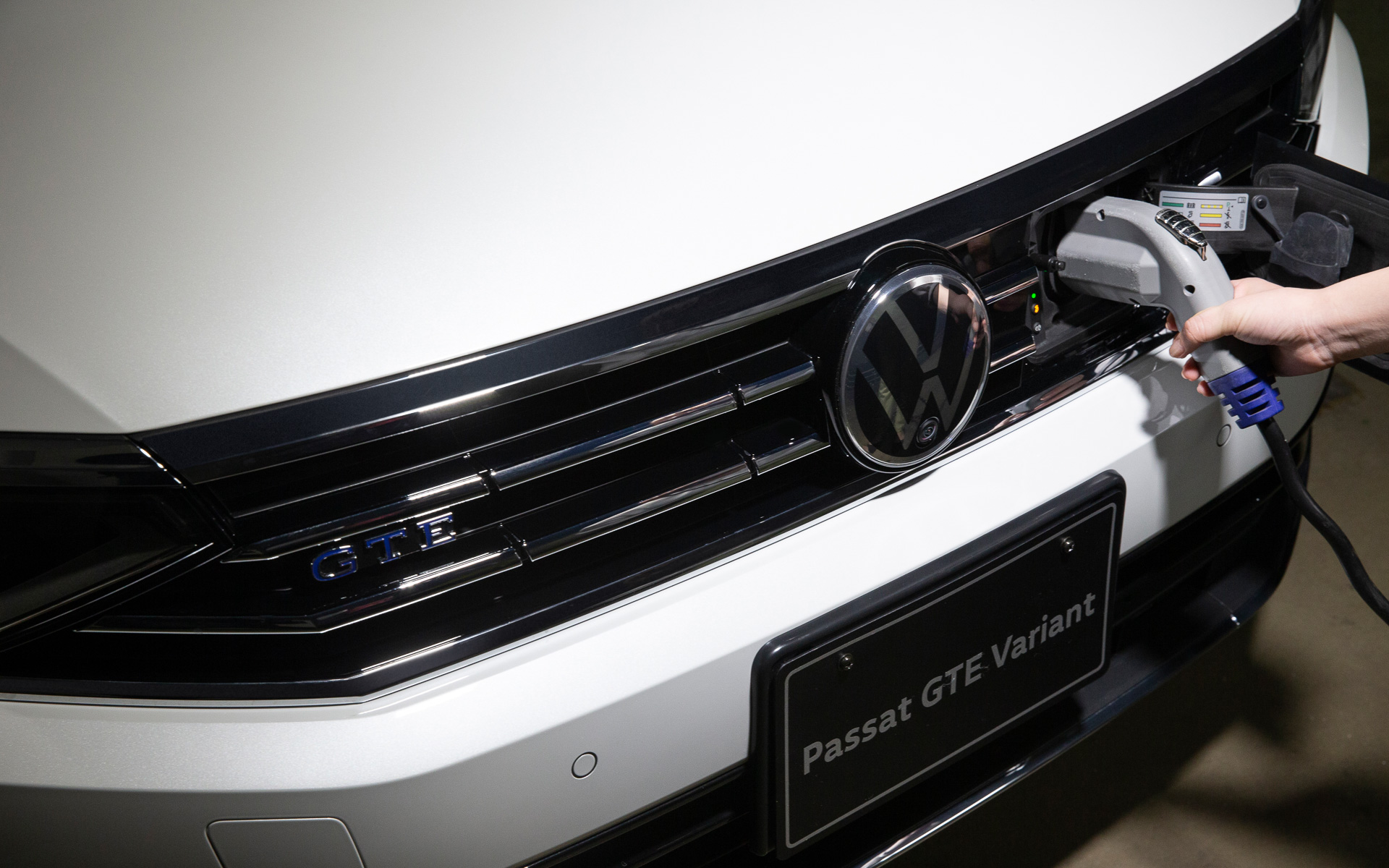 充電ポートはフロントグリルに配置されている