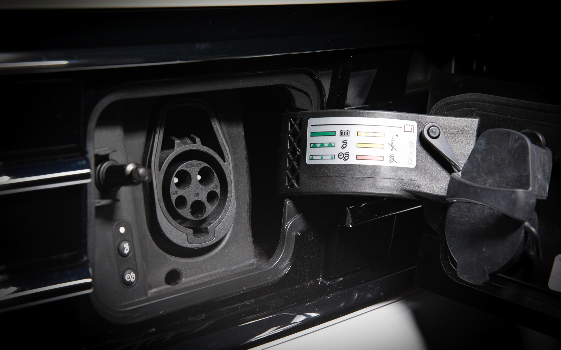 充電ポートはフロントグリルに配置されている