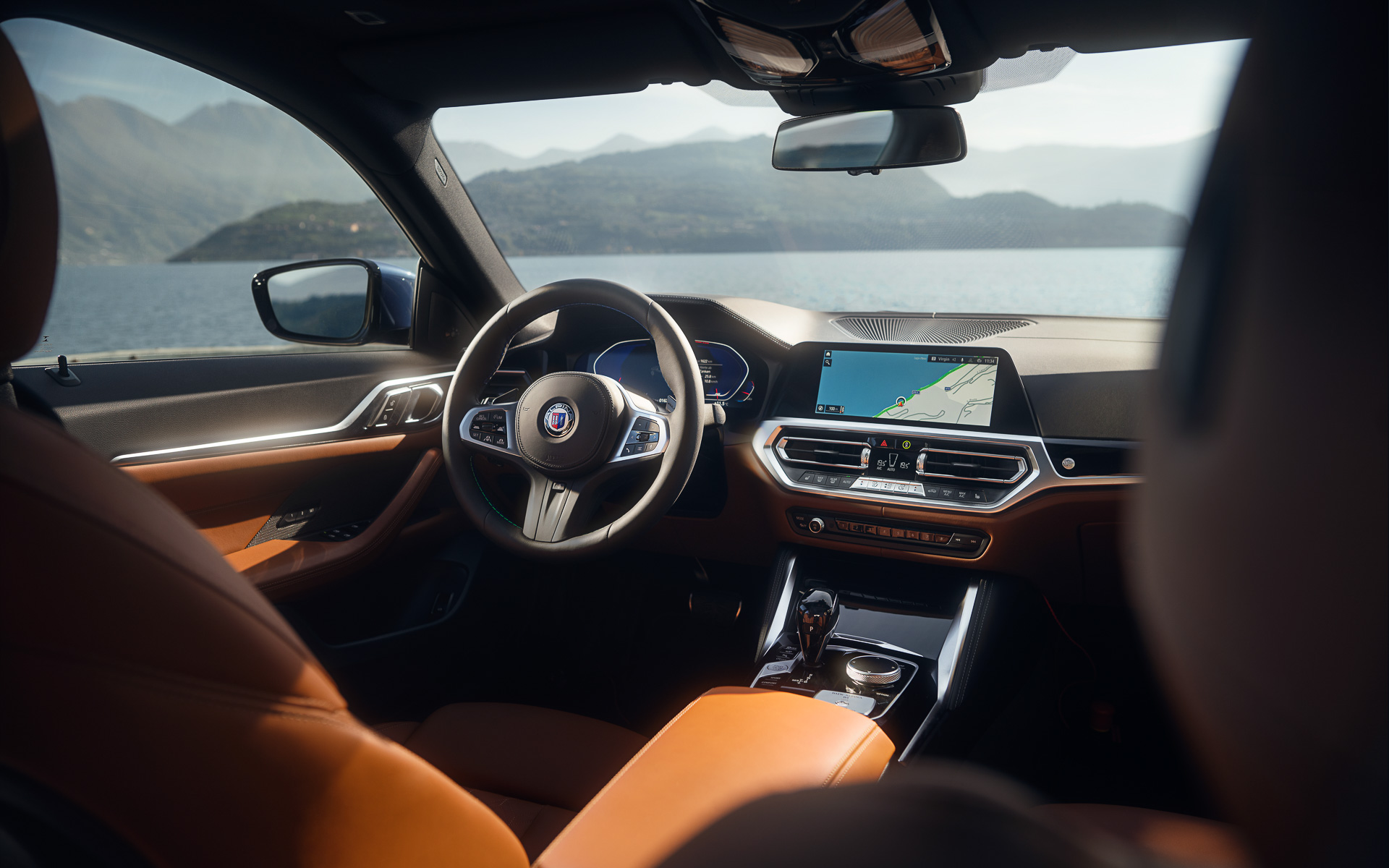 「スピードリミットアシスト」「クロストラフィック警告」「レーンチェンジ警告」といった各種機能に加え「パーキング＆ドライビングアシスト」など安全運転をサポートしてくれる「BMWドライビングアシストシステム」も搭載