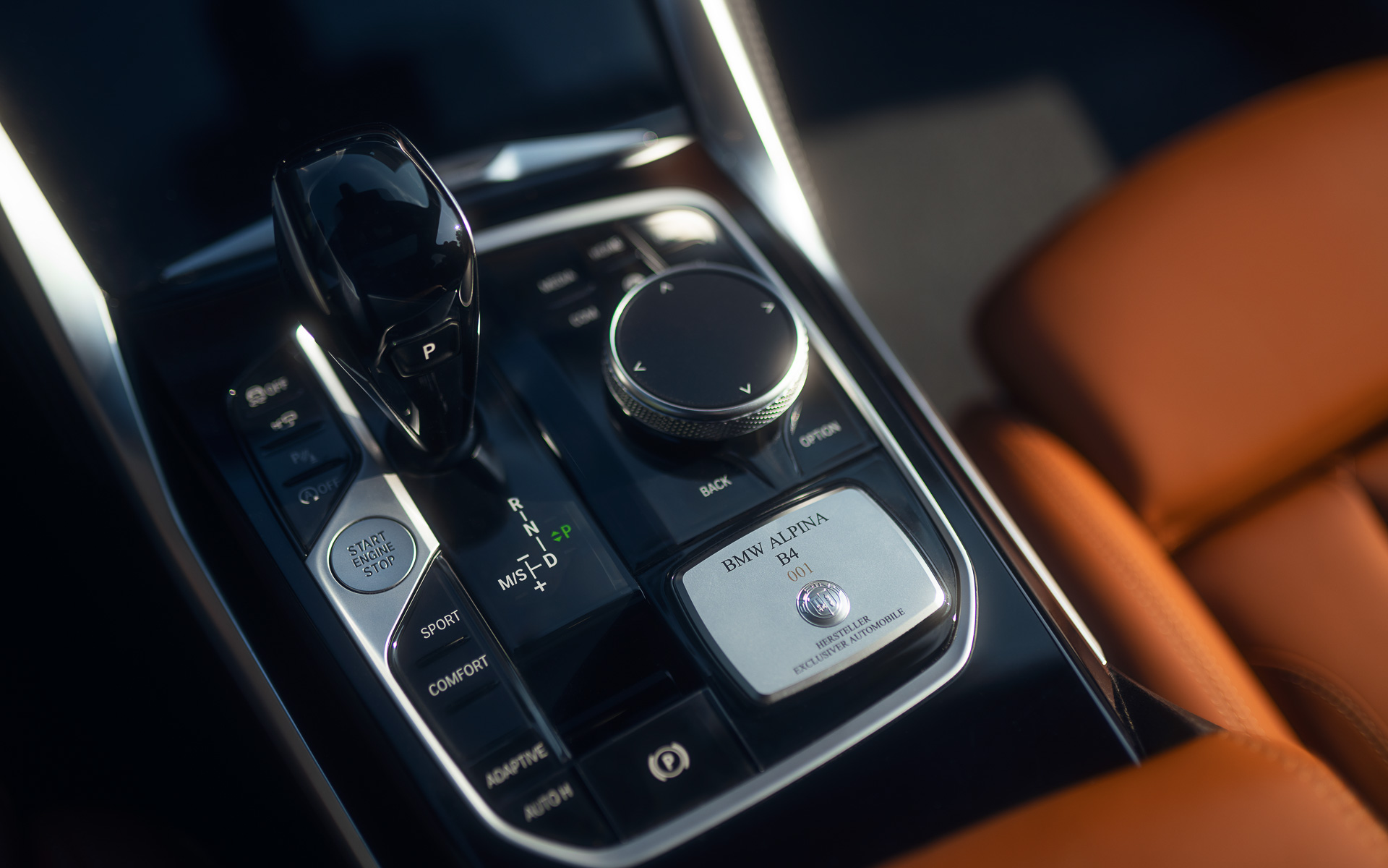 製造番号を刻印したアルピナ・プロダクション・プレートが配される