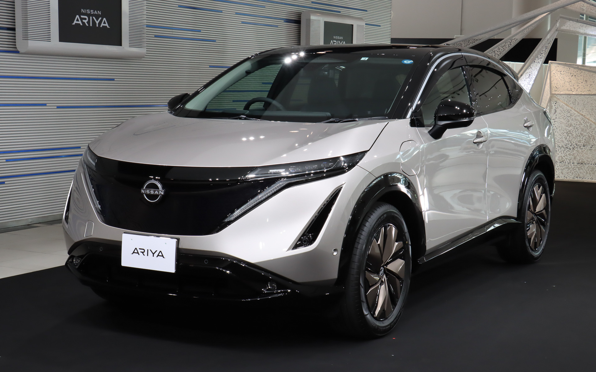 日本専用の予約注文限定車「アリア limited」の納車は開始されており、写真は納車第1号車の「B6 limited」