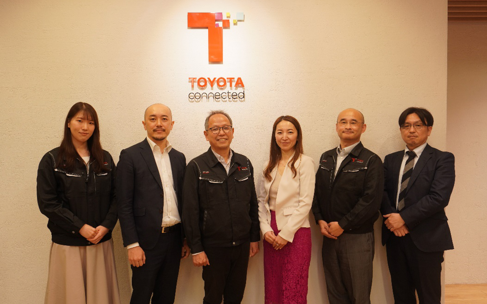 左手から、トヨタコネクティッドの皆川氏、奥山氏、藤原氏、日本マイクロソフトの藤巻氏、半田氏、二宮氏、