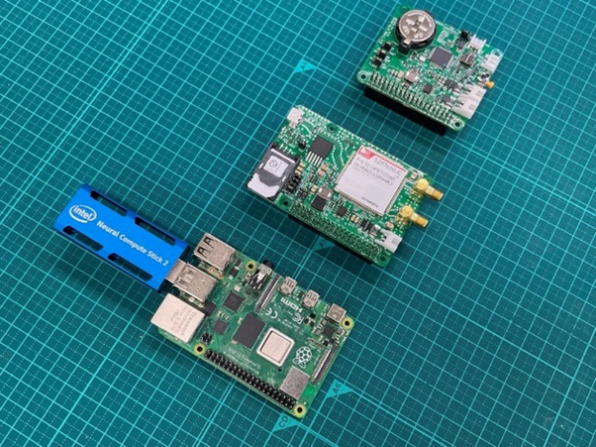 AI/IoT エッジデバイスの内部構成部品。様々なソリューションを組み合わせ IoT デバイスとソフトウェアの融合を実現させた