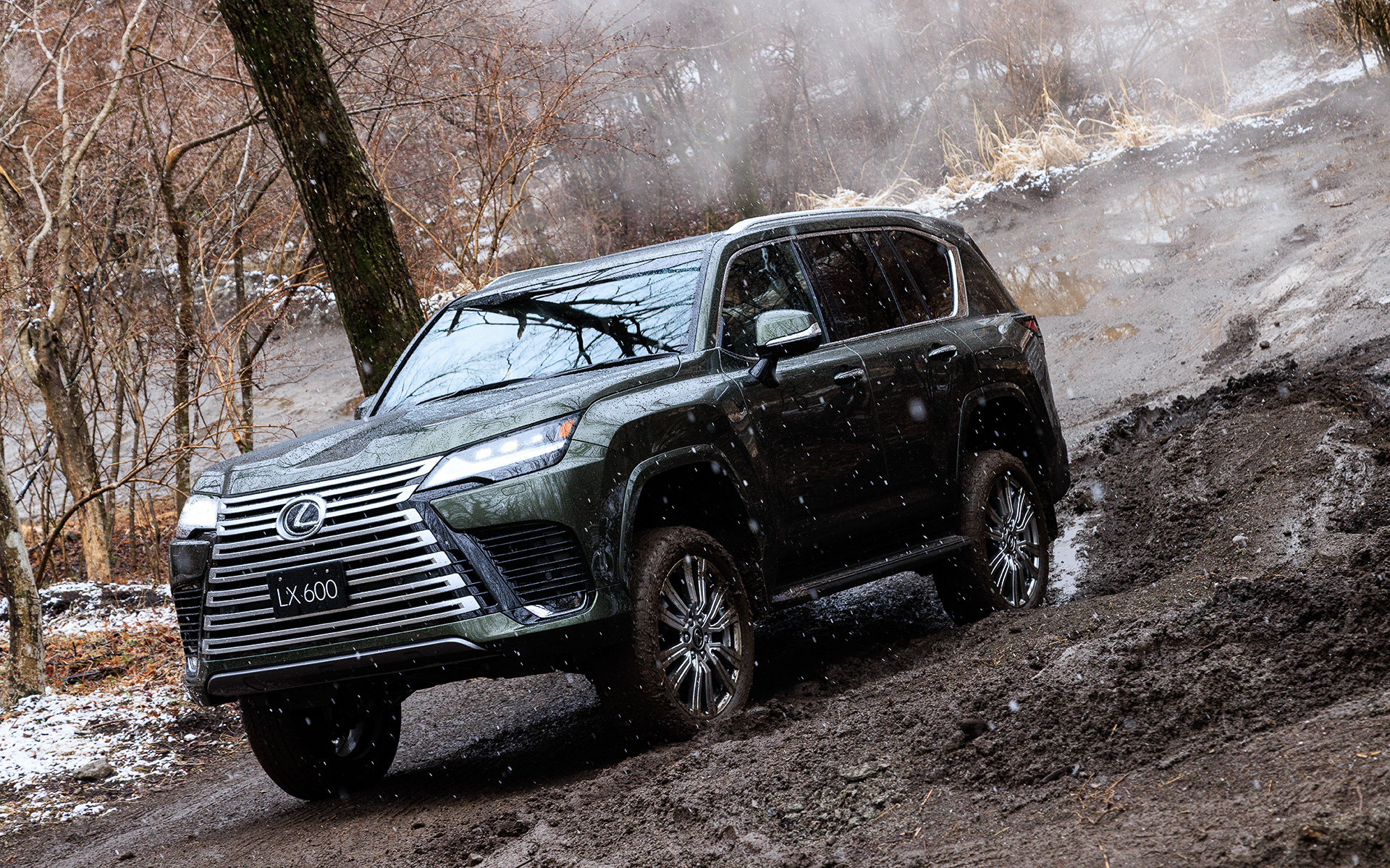 新型LX600で富士スピードウェイのオフロードコースを走る。写真は最高峰グレードのLX600 エグゼクティブ