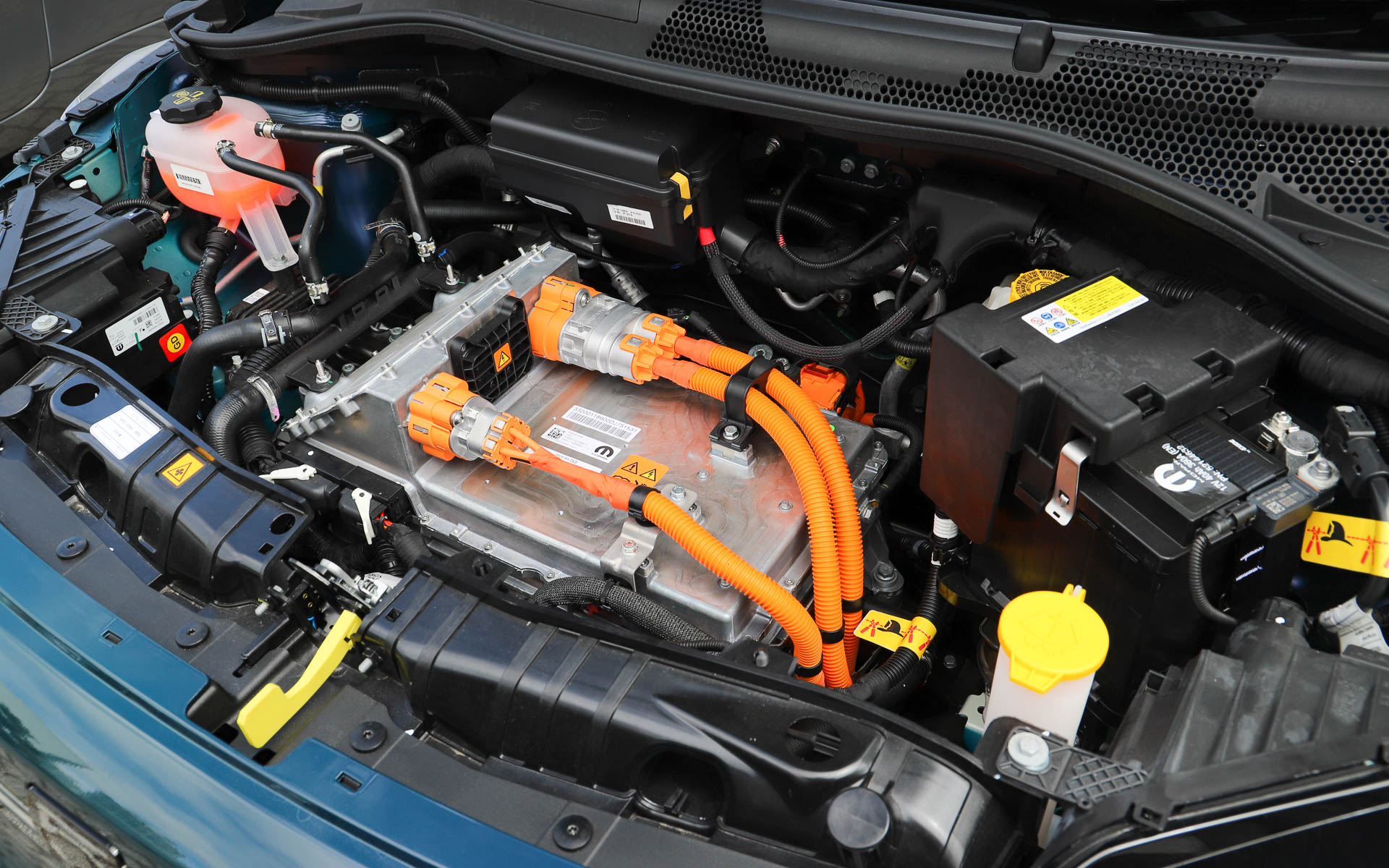 ボンネット内部。電気モーターは最高出力87kW（118PS）、最大トルク220Nmを発生。42kWhのリチウムイオン・バッテリパックは床下に配置