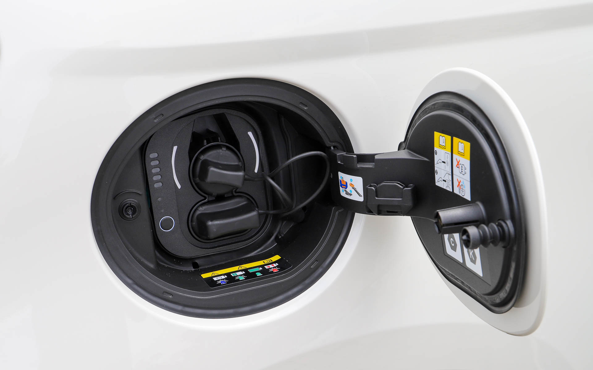 充電ポートは運転席側リアフェンダーに配置。単相交流200V用の普通充電のほか、付属のCHAdeMOアダプターで急速充電にも対応する