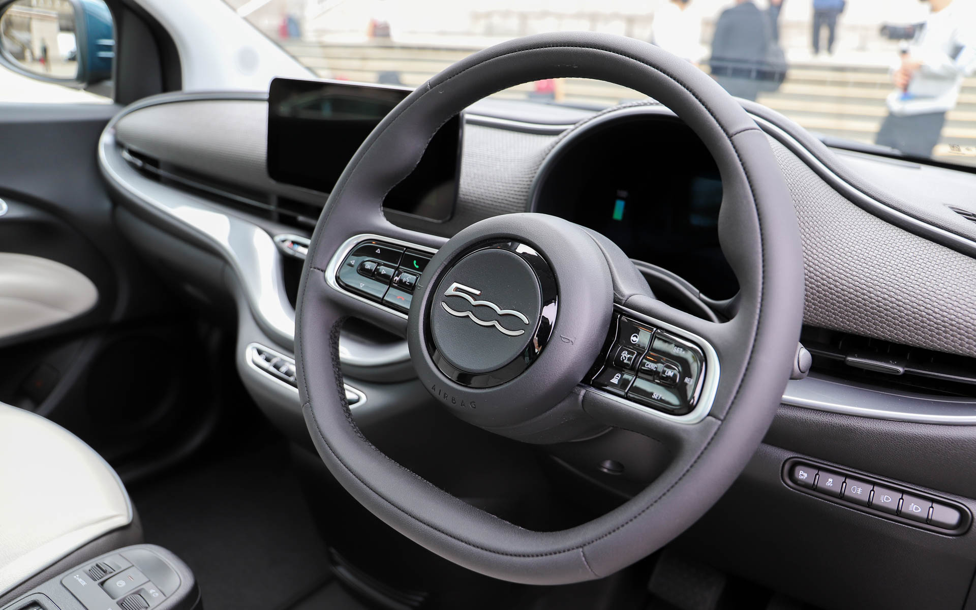 ステアリングは初代500の2本スポークに回帰