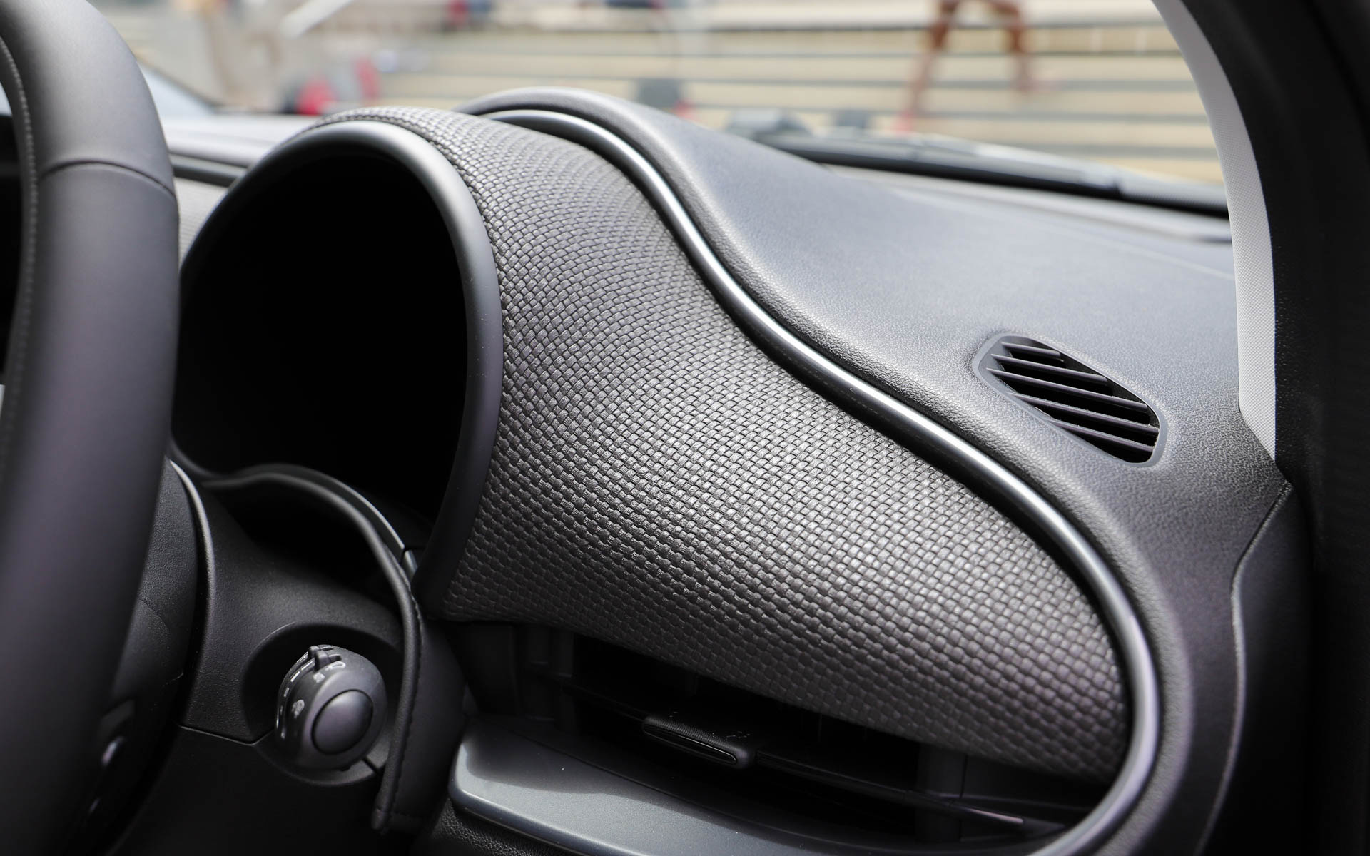 イタリアの伝統工芸手法「イントレチャート」を摸したパネルを装着