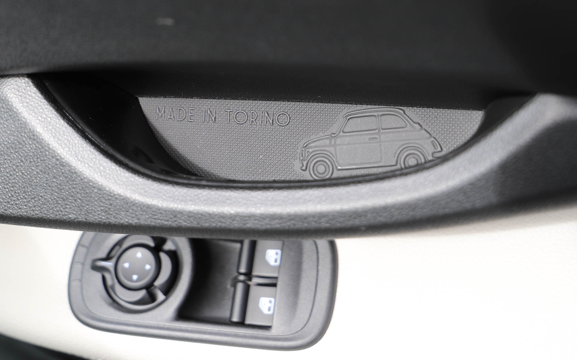 トリノの工場で生産されていることを示す「MADE IN TORINO」の文字と初代500のイラストをインテリアのドアノブに配置