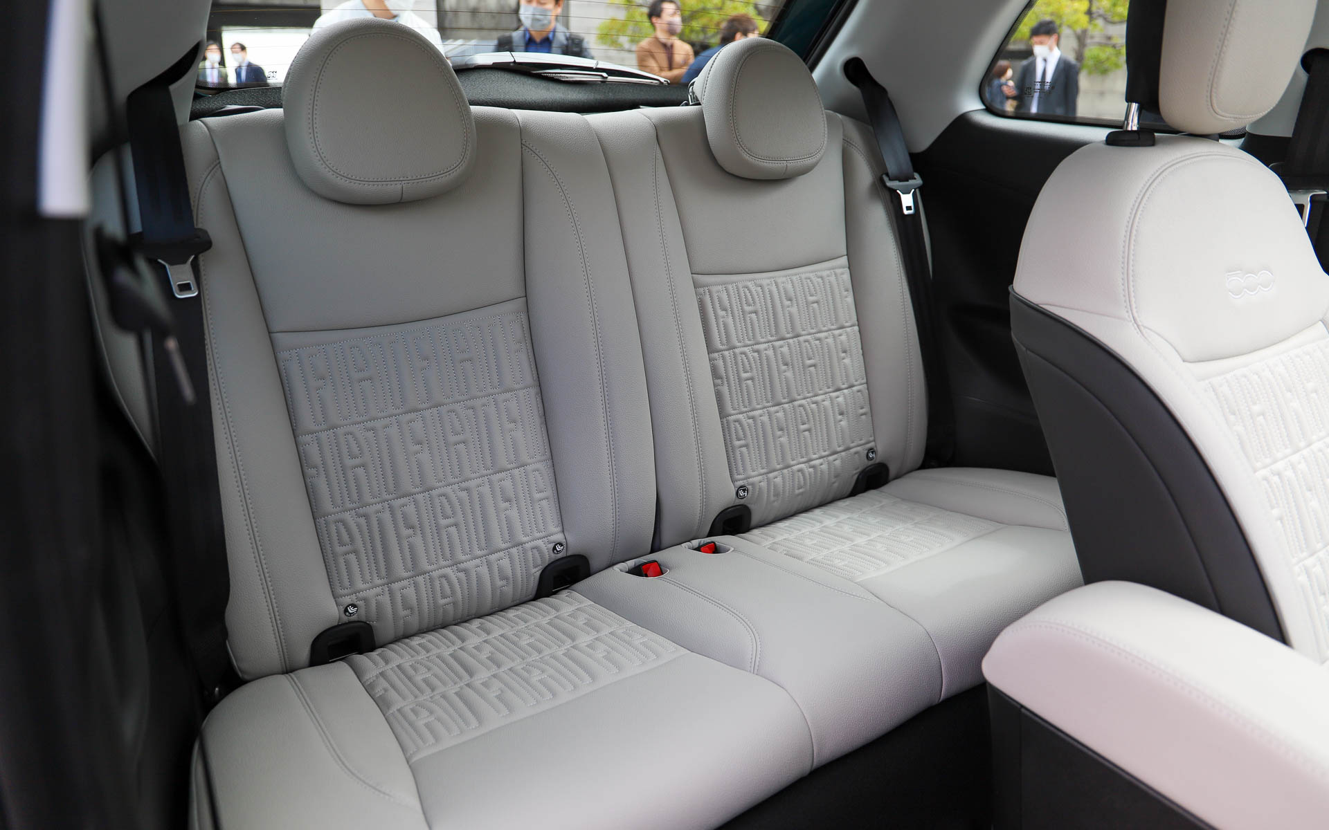 Icon/Openのシートはエコレザー表皮を採用