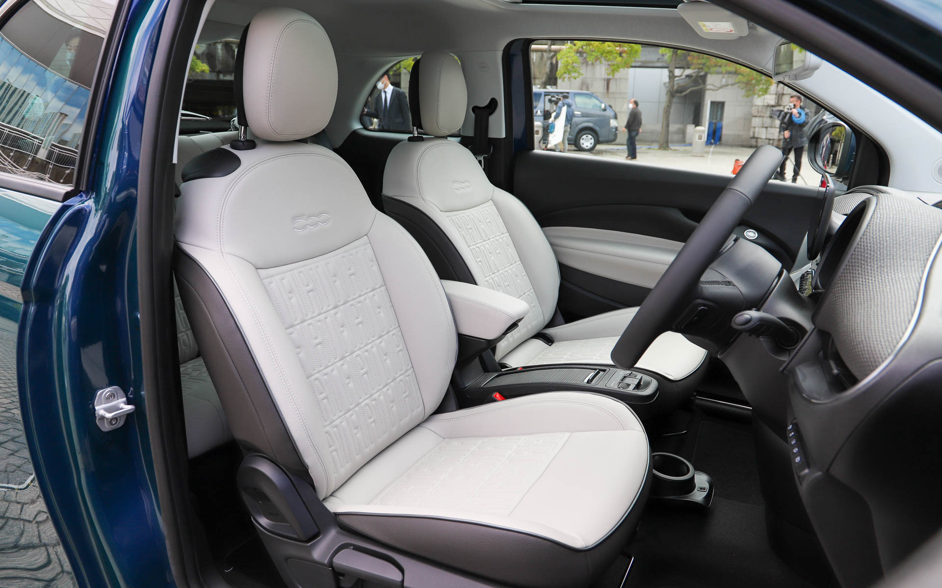 “FIAT”のモノグラムをステッチでデザイン