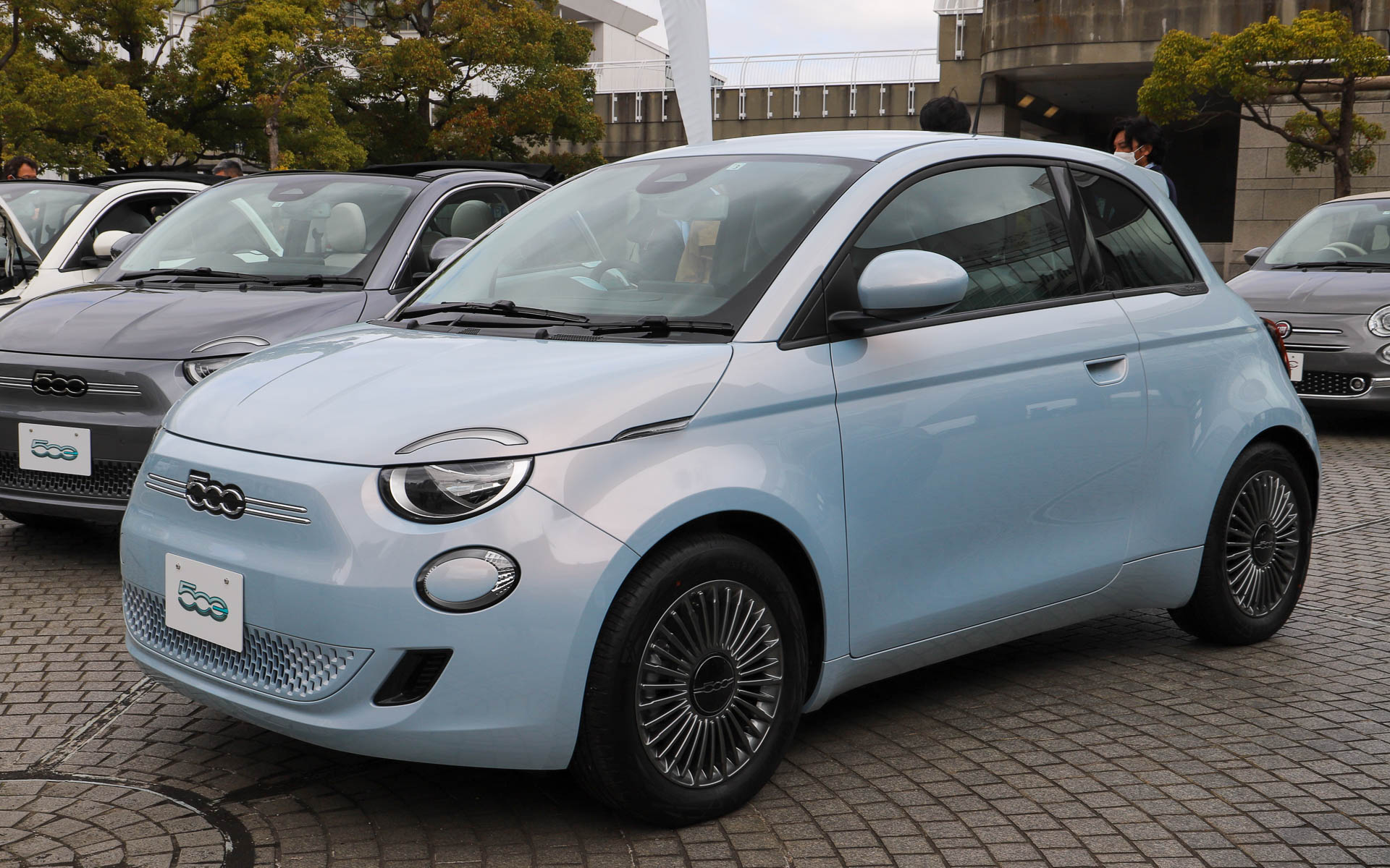 Pop。ボディカラーはセレスティアルブルー。ホイールサイズは16インチとなる