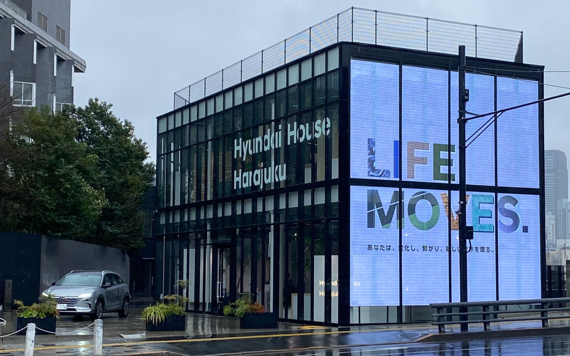 原宿駅を出てすぐ右手に見える、Hyundai House Harajuku。全面ガラス張りの建物に、いろんな映像が映し出されてとても目を引きます。信号待ちをしている女の子が、数人でキャーと叫んでいたのは人気アイドルグループのメンバーが映ったからでしょうか。クルマに興味がなくても、ちょっとアトラクション的な感じで、入る時にワクワクするのがいいですね。このポップアップストアは2022年5月28日までの営業です