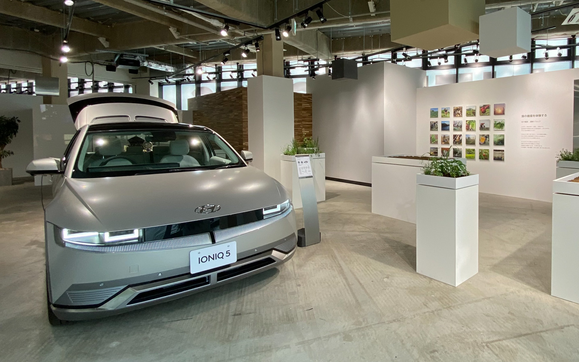 「Hyundai House Harajuku」のエントランスを入ってすぐの展示は、LIFEMOVES.Peopleとのコラボレーションで、3週ごとに変わるそうです。これは農家／シェフの五十嵐創さんによる、新しいライフスタイルのアイデア。流れていたムービーも興味深かったです