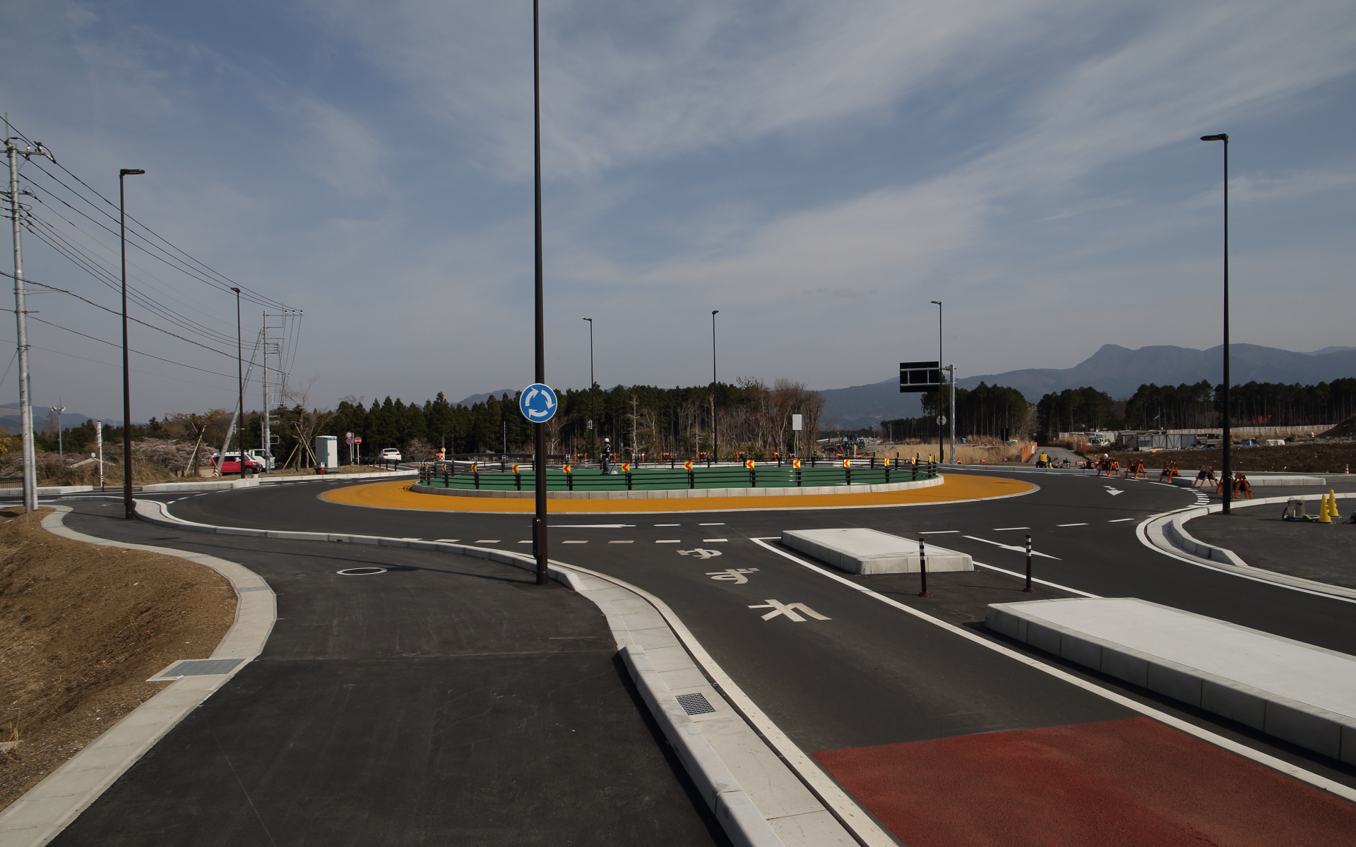 富士スピードウェイの西ゲート近くに整備されたラウンドアバウト。「ゆずれ」の文字がなんだか新鮮